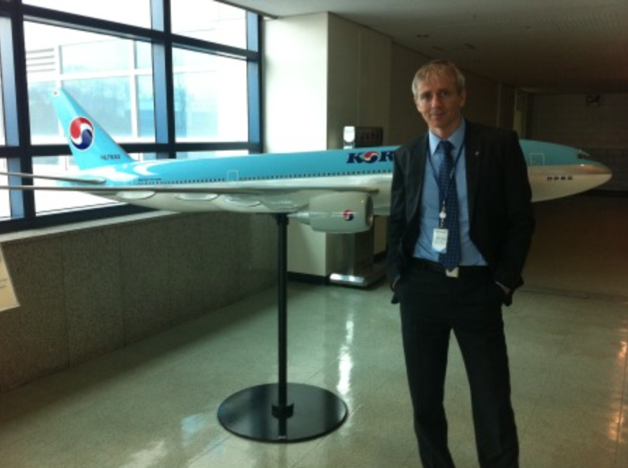 Brot úr viðtali í Flugið nr.11 við Elmar Gíslason sem hóf þjálfun hjá Korean air