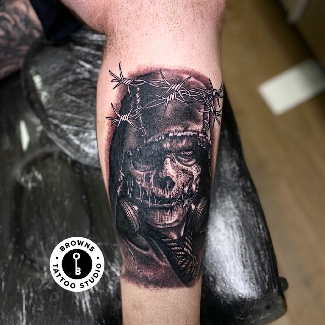 Smashed this out today with a bad back, oh im getting old 😂 #scarecrowtattoo #scarecrow #eviltattoo #blackandgreytattoo #noosetattoo #gasmasktattoo #barbedwiretattoo #legtattoo #masttattoopen #ghostcartridges #kurosumiink #pantheraink #dynamictriple