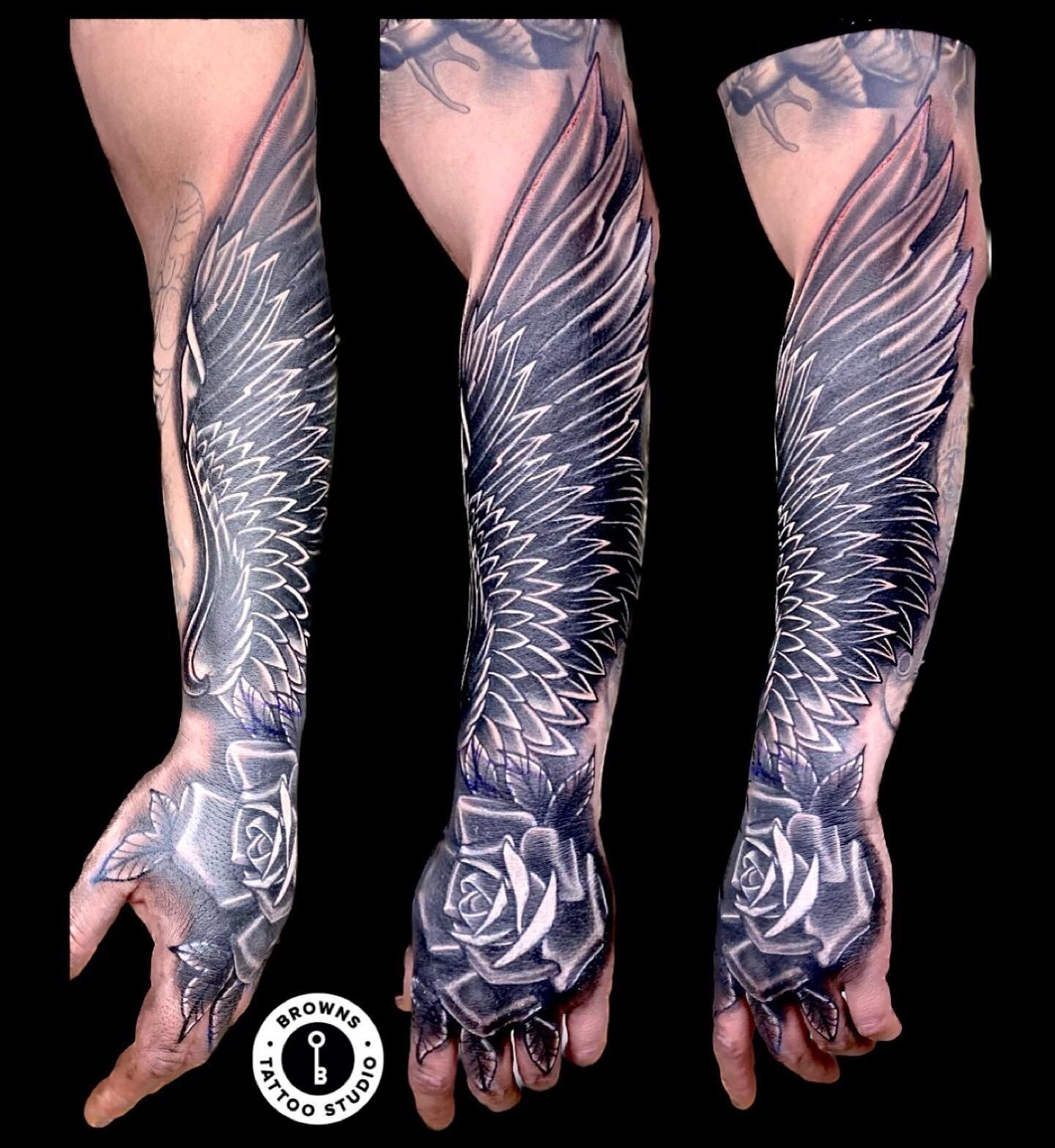 Cover up today, swipe across to see the before 

#coverup #coveruptattoo #blackwork #blackworktattoos #blackandgreytattoo #rose #rosetattoo #wing #wingtattoo #roseandwingtattoo #brownstattoos #brownstattoostudio #haslandtattoos #masttattoopen #ghostc