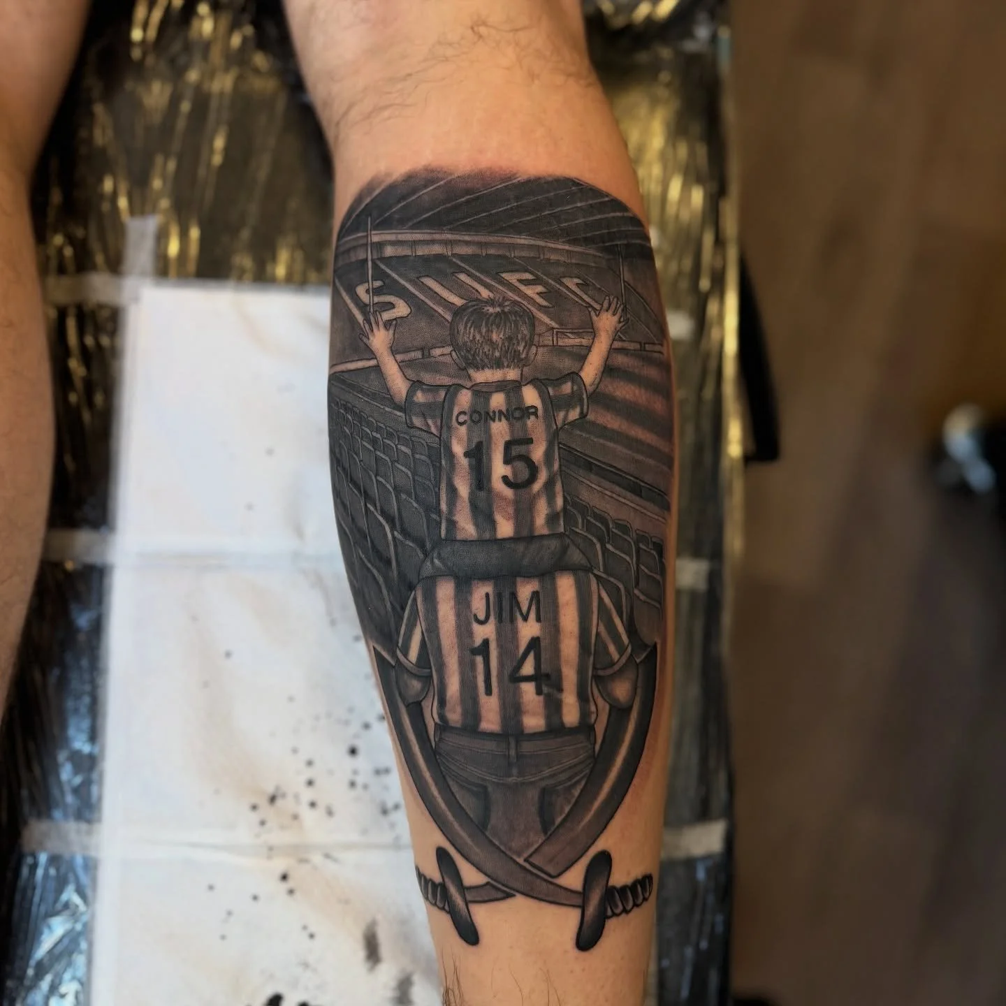 Had the pleasure of tattooing this on Connor.
.
.
.
.
#blackandgrey #blackandgreytattoo #realism #realismtattoo #footballtattoo #sufc #sheffieldunited #sheffieldunitedtattoo #sufctattoo #grandsonandgrandad #loveforthegame⚽️ #sufc🔴⚪️⚔️⚔️ #starrtattoo