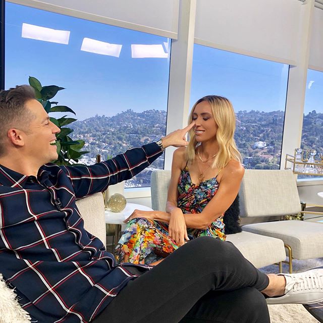 Back on @enews tonight with new hair and this crazy kid @thejasonkennedy 😂