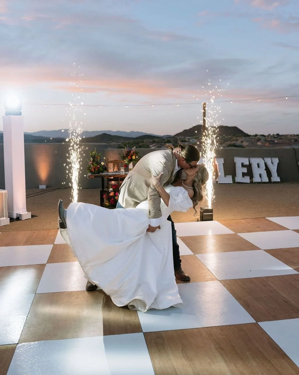 Bryan and Savannah's wedding energy matched our pyro obsession. Cold sparks are clearly my favorite add on. 🤤 

@yourdayweddingcoordinating
@lexi.lynn_photo
B+G @bryan_woolery @savannahwoolery