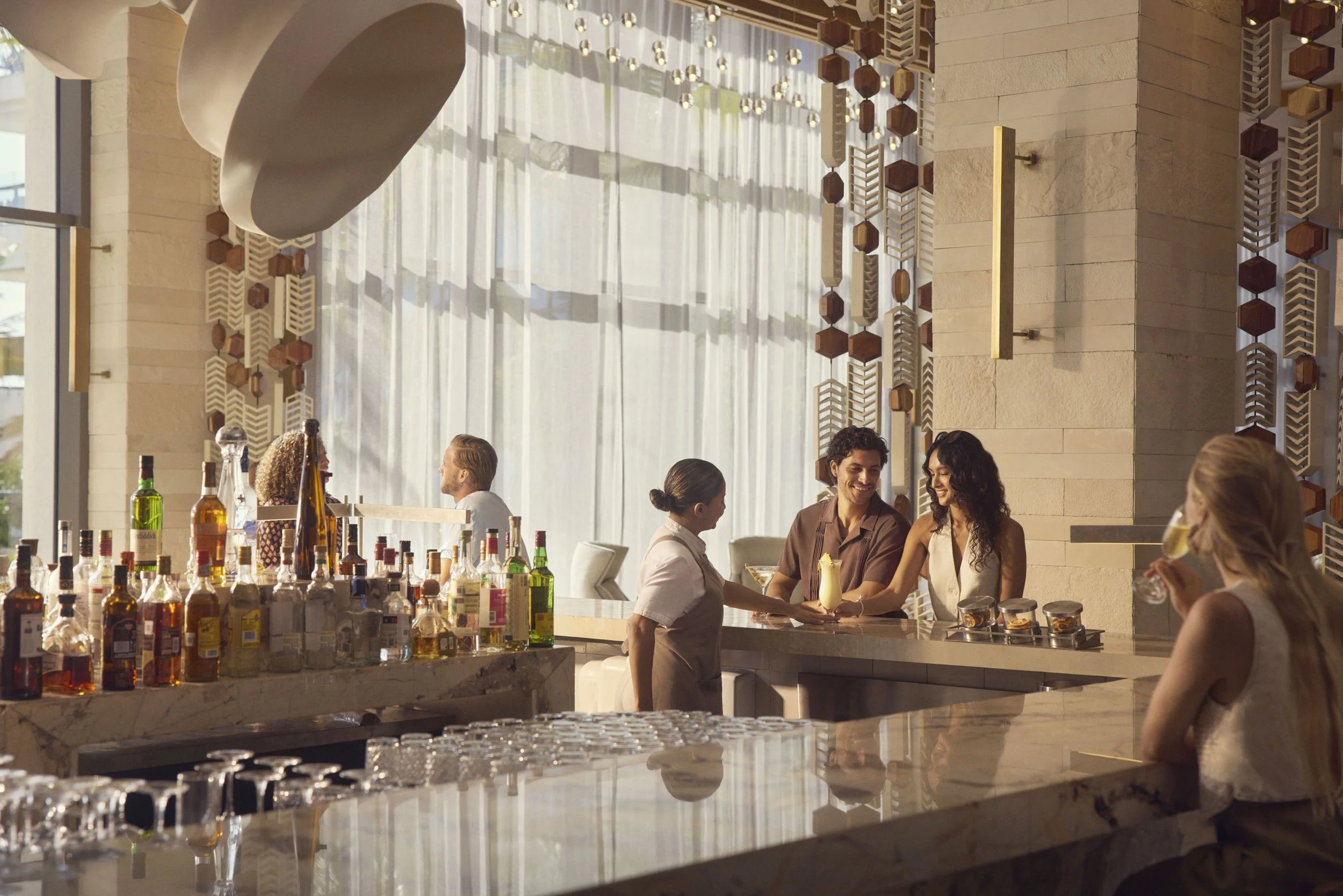 HHR_CANCUN_LOBBYBAR_SH0121_B.jpg