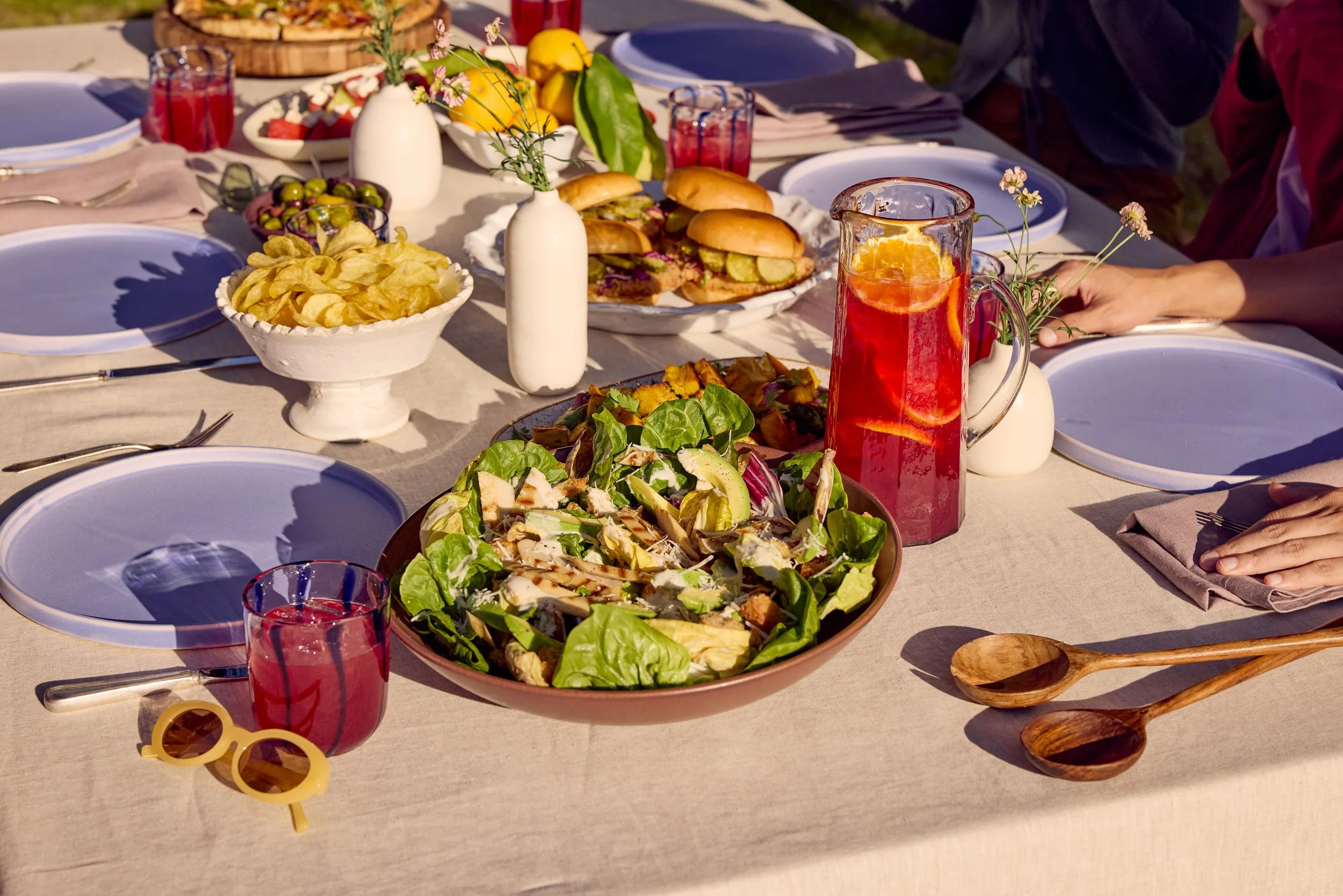 15_OUTSIDE_DinnerGreeting_054.jpg