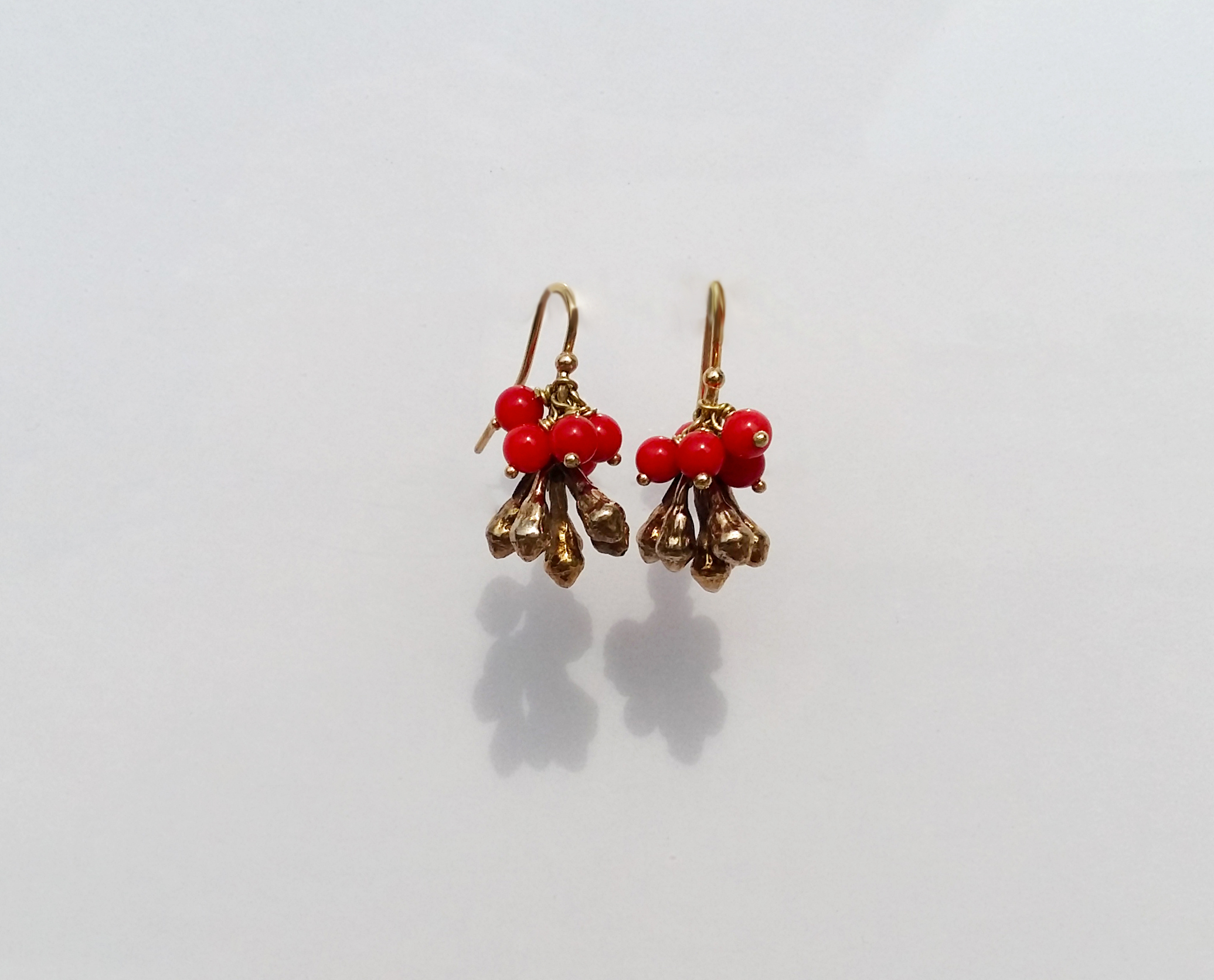 Boucles d’oreilles Batéguier en Or jaune 18K et Perles de corail 