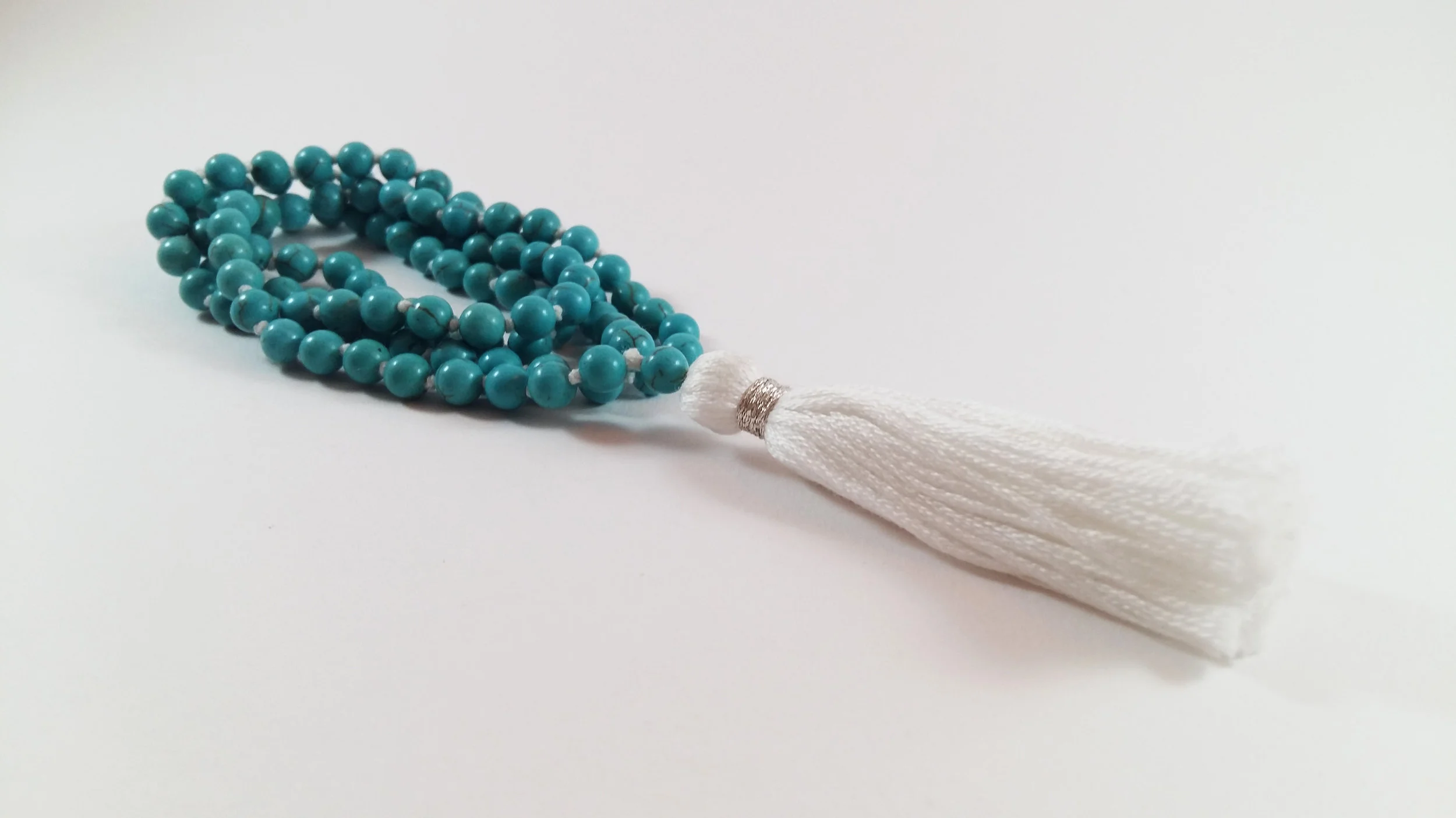 Mala de 109 perles de turquoises, tassel blanc