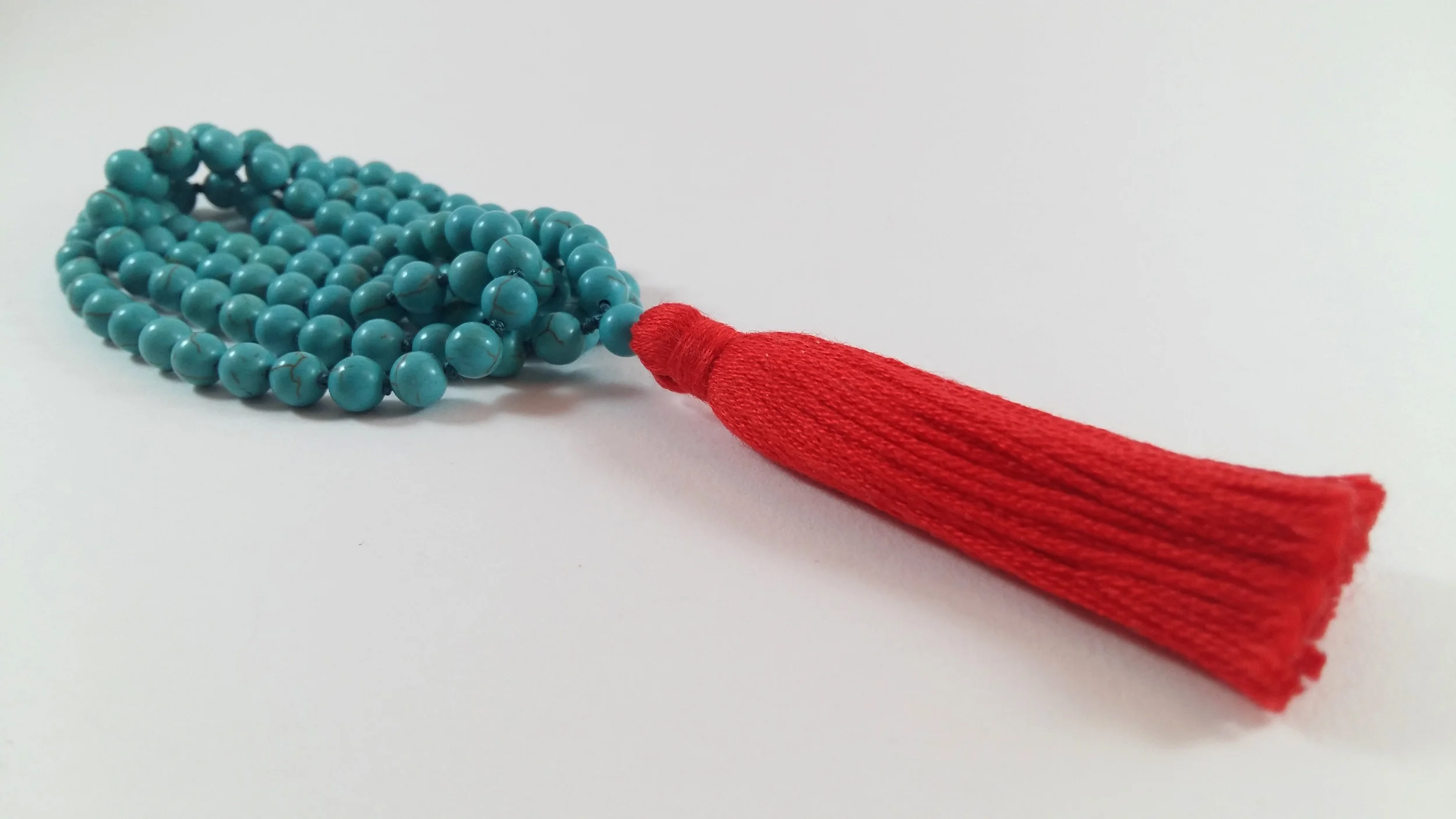 Mala de 109 perles de turquoises, tassel rouge