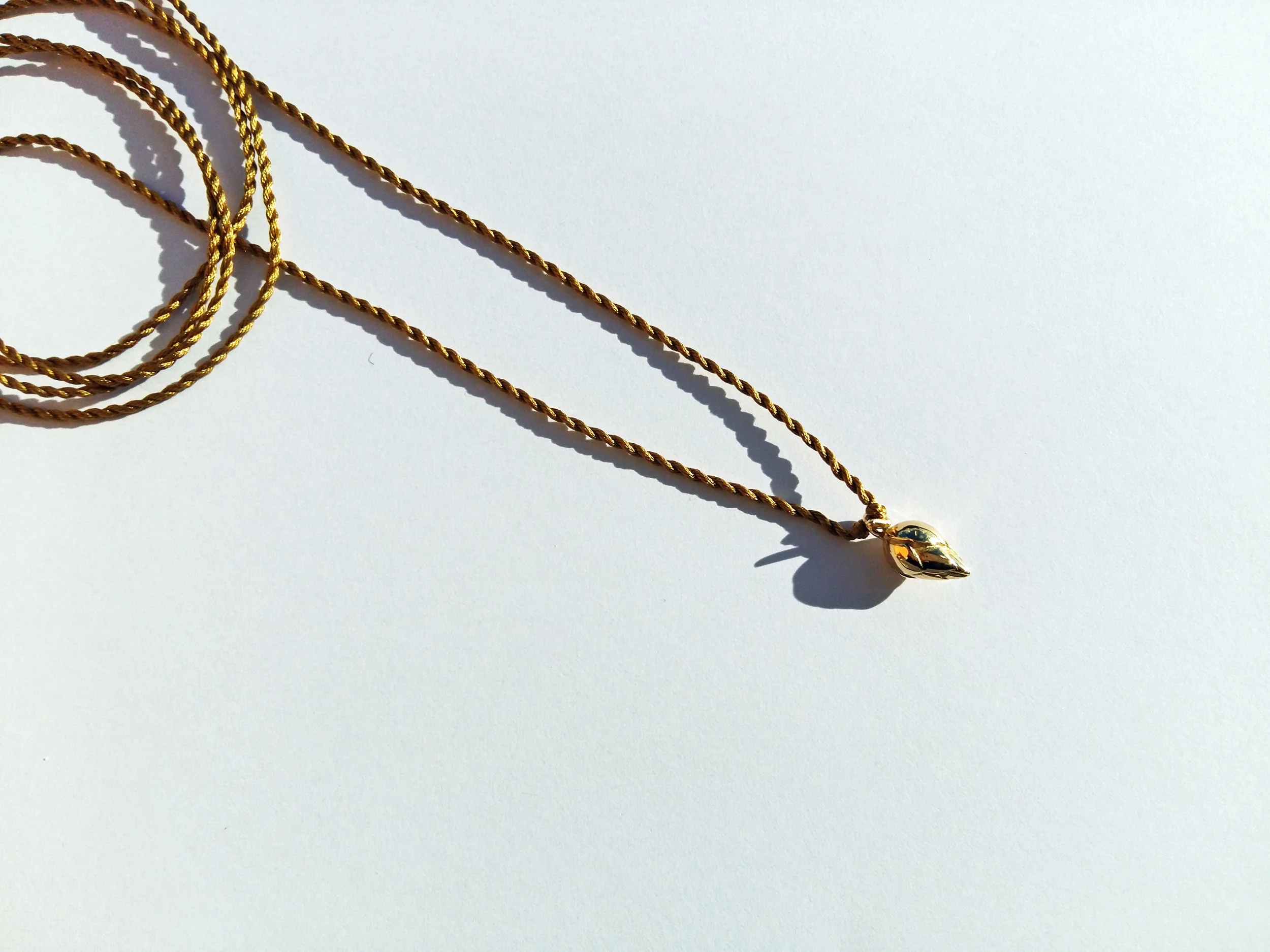 Pendentif Nénuphar en or jaune 18K sur cordon de soie naturelle