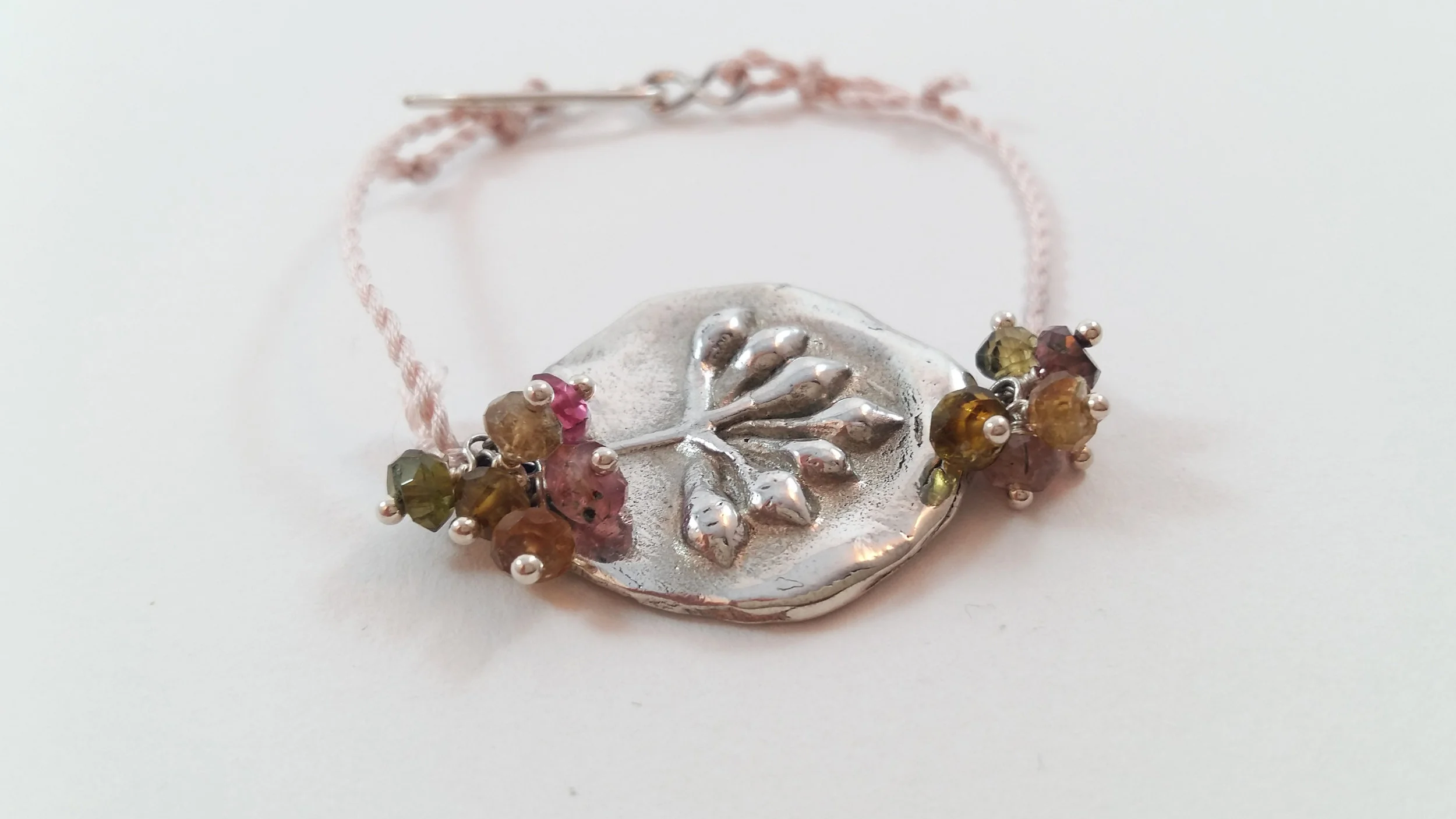 Bracelet Lérins en Argent sur cordon de soie, orné de deux pampilles de Tourmalines