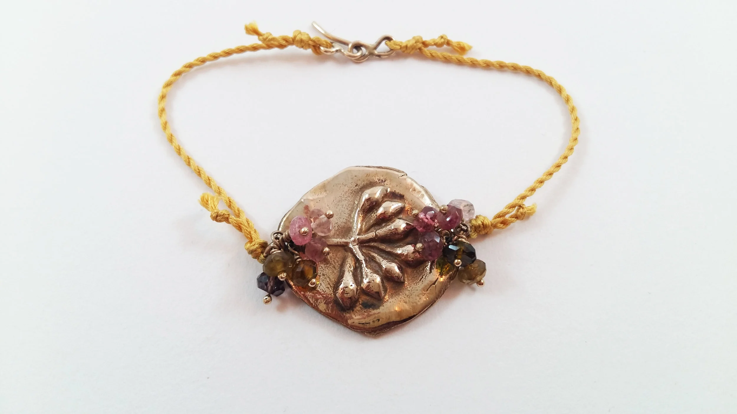 Bracelet Lérins en Or jaune 18K et pampilles de Labradorites sur cordon de soie