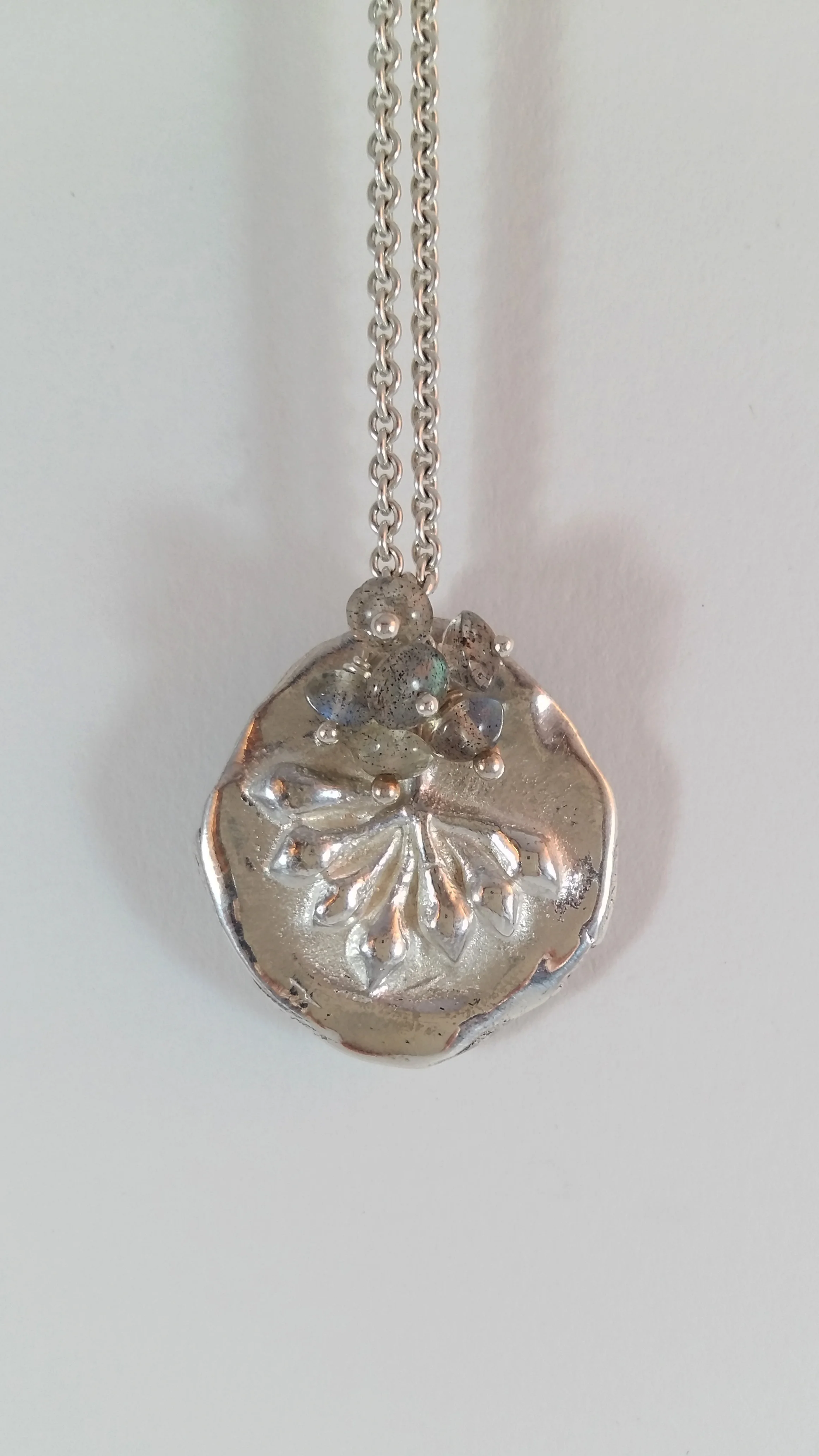 Pendentif Lérins en Argent et une pampille de Labradorites sur chaîne