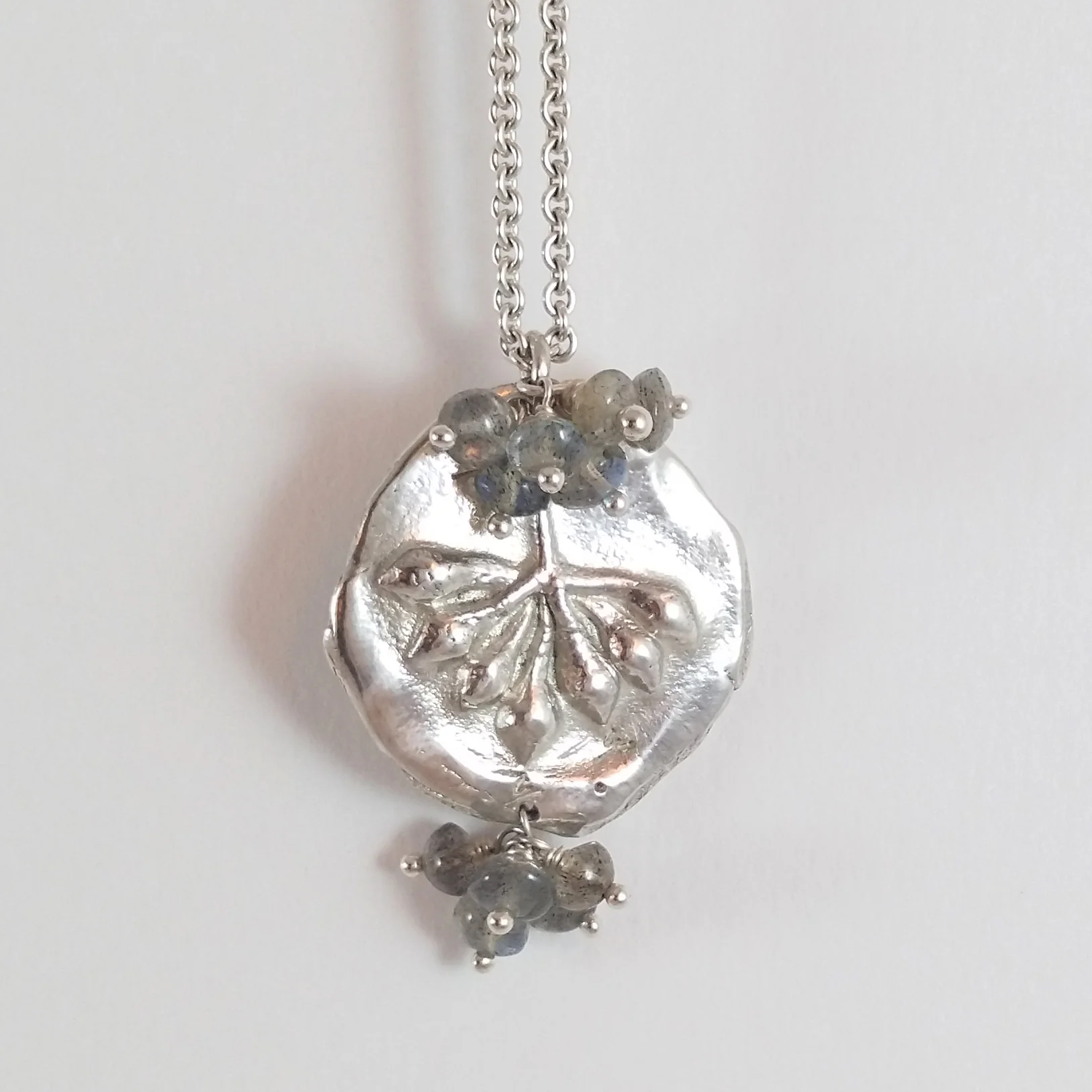 Pendentif Lérins en Argent et deux pampilles de Labradorites sur chaîne