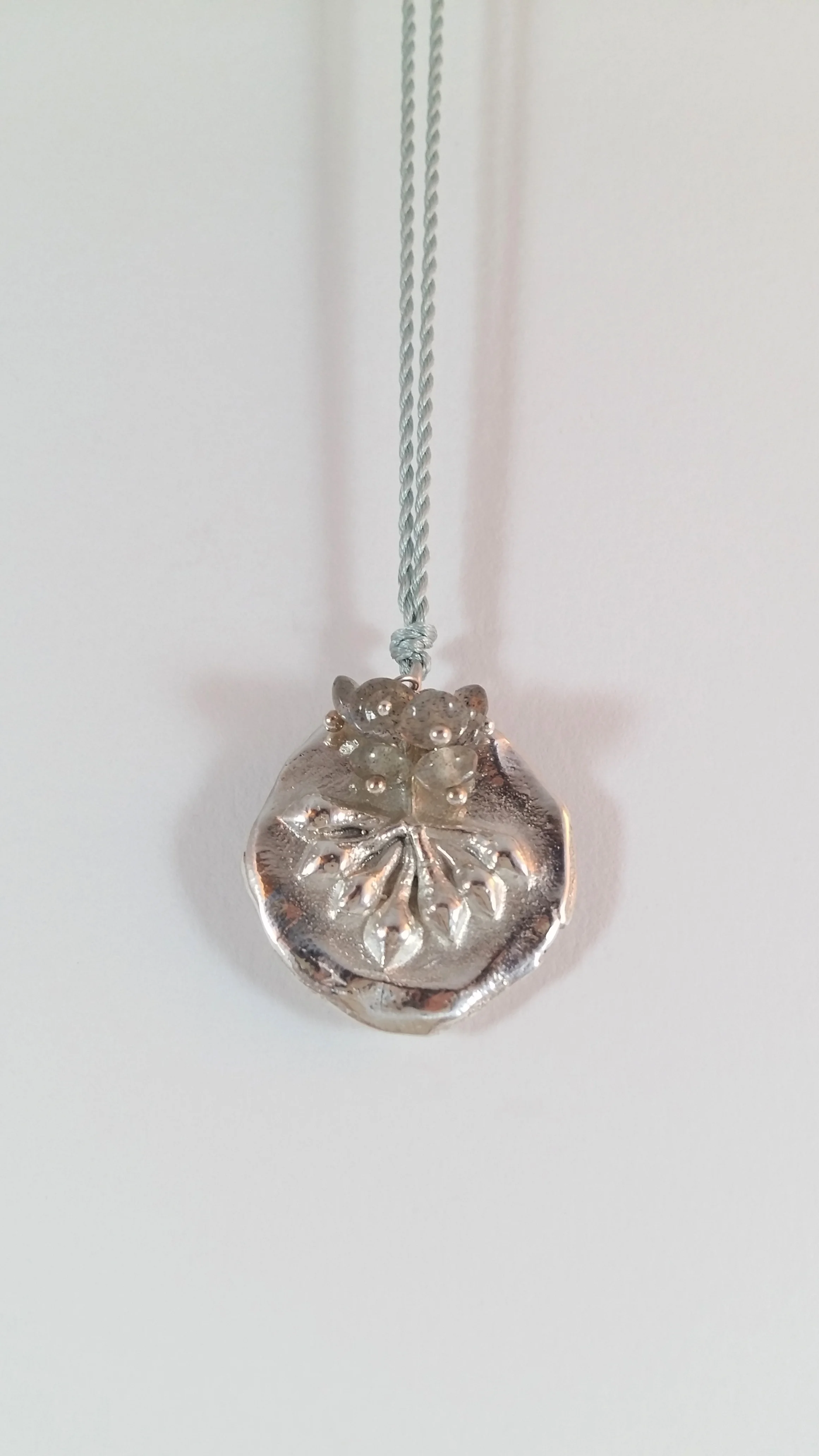 Pendentif Lérins en Argent et une pampille de Labradorites sur cordon de soie