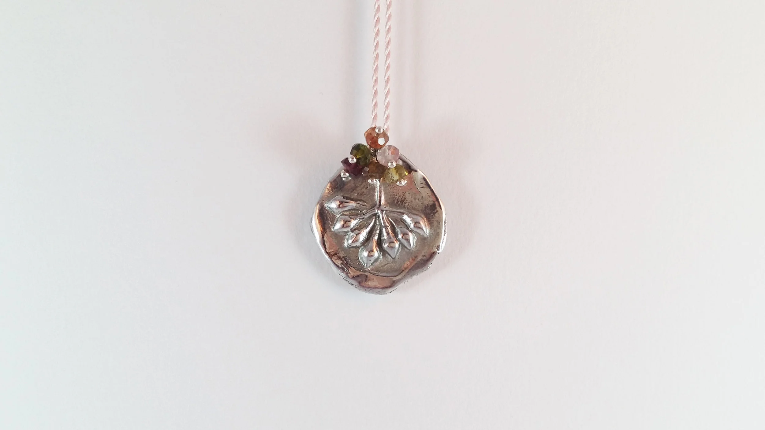 Pendentif Lérins en Argent sur cordon de soir, orné d’une pampille de Tourmalines