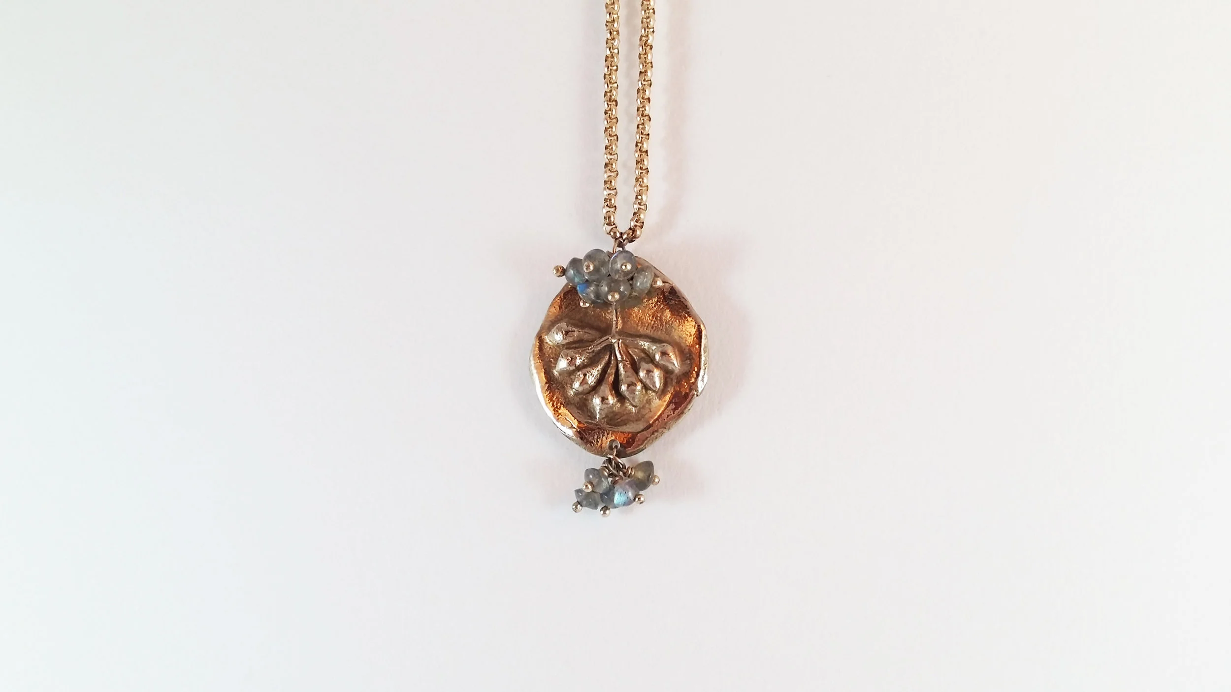 Pendentif Lérins en Or 18K et deux pampilles de Labradorites sur chaîne