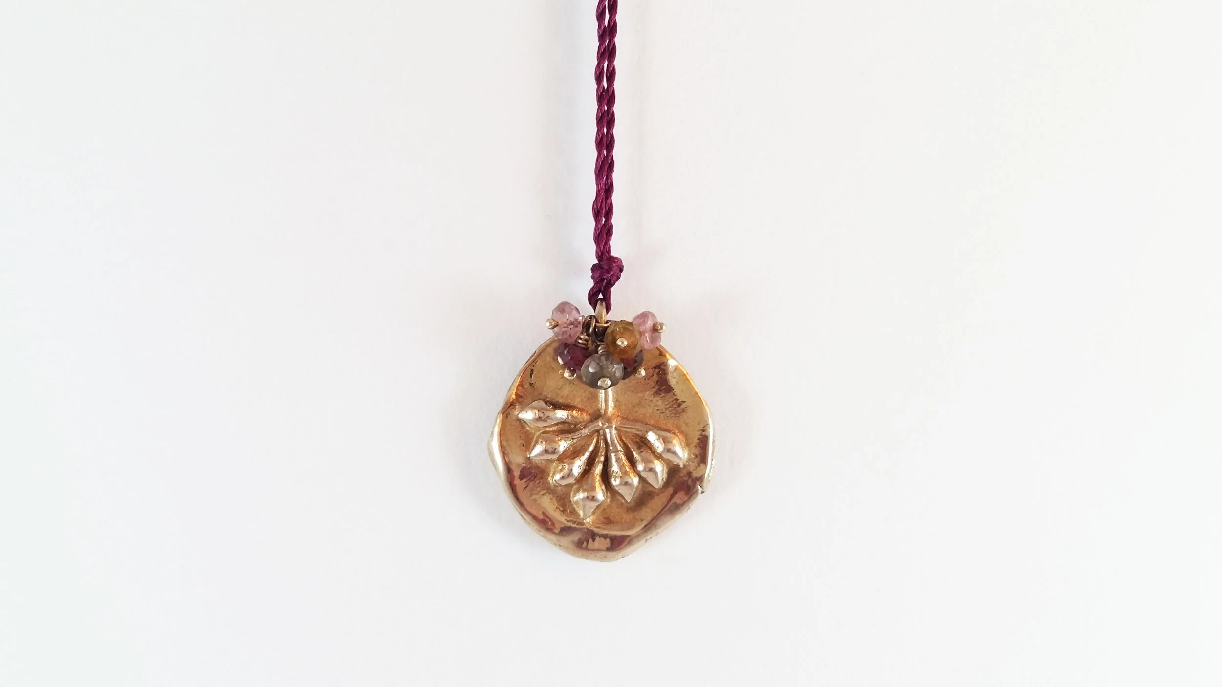 Pendentif Lérins en Or jaune 18K et une pampille de Labradorites sur cordon de soie