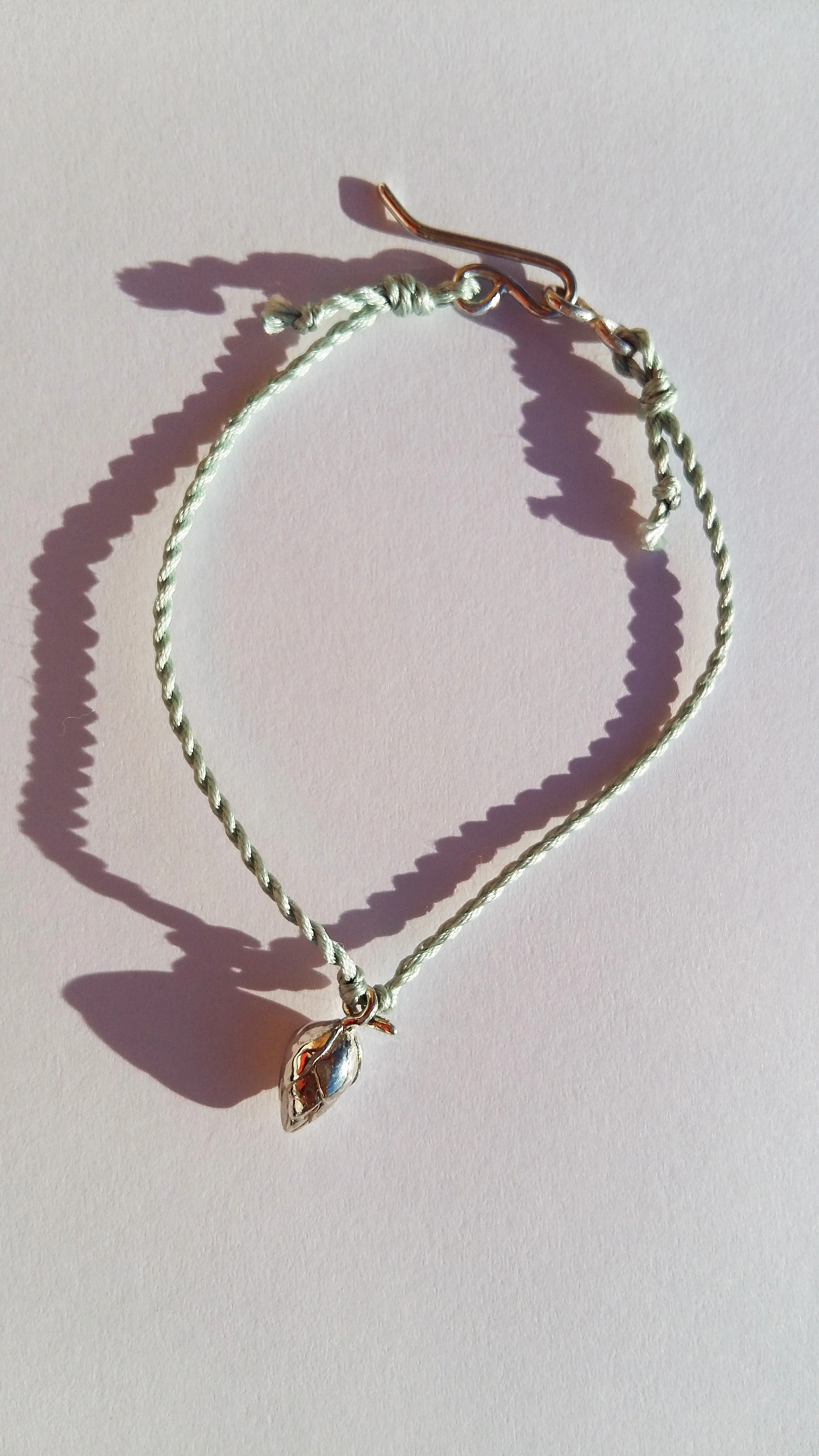 Bracelet motif Nénuphar Argent sur cordon de soie naturelle