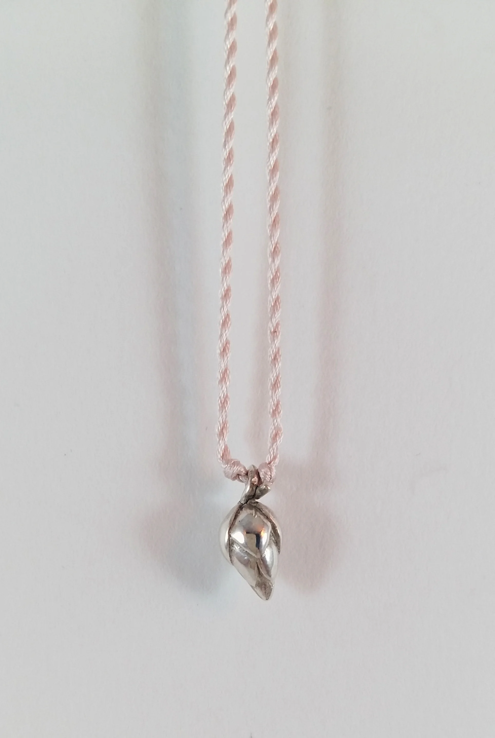 Pendentif motif Nénuphar sur cordon de soie naturelle