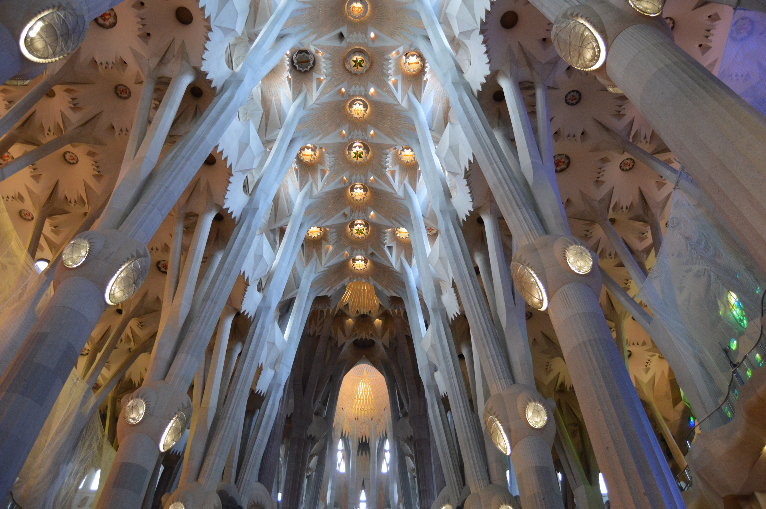  This shot of the main columns focuses more on the ceiling so that you can see its intricacies. 