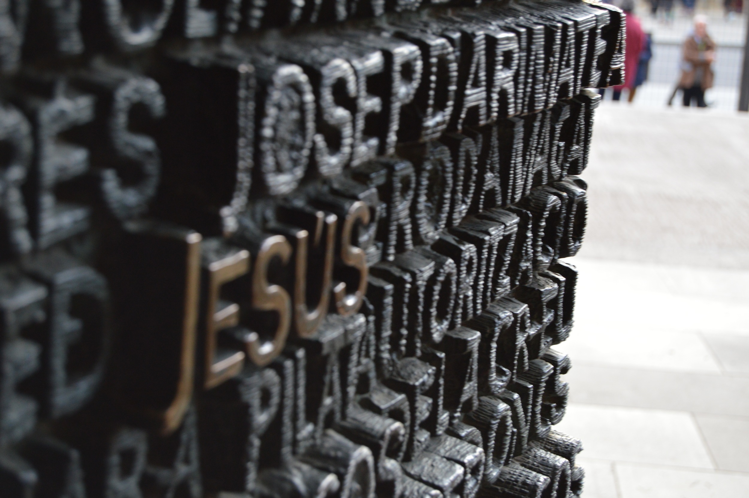  A close-up of those doors I was talking about. Some words are painted gold, like the word "Jesús." 