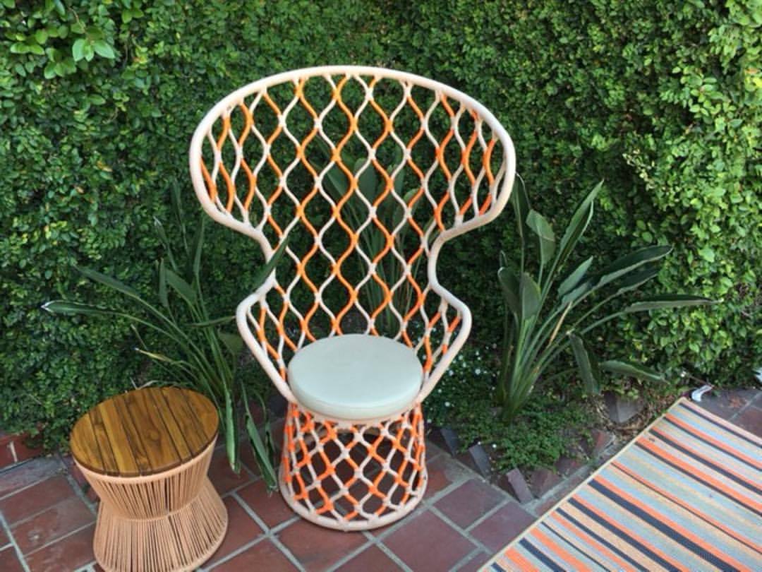 From indoors to outdoors, finding great nautical themed pieces is always a treat! ππβοΈ Like this rope and knot designed chair! #homesbydkcowles #dkfindshomes