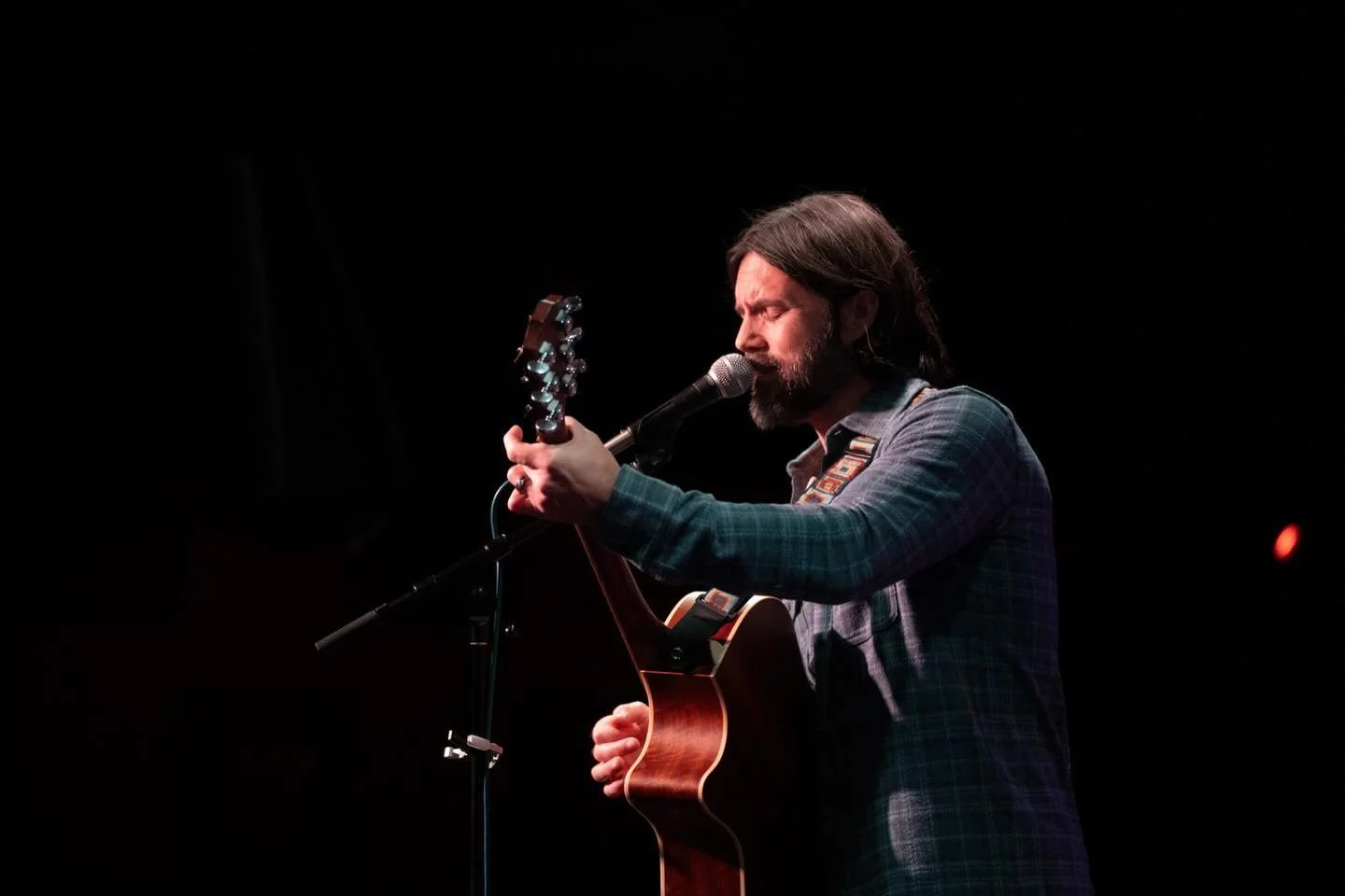 On the road tomorrow &hellip; feeling grateful.
Tomorrow I get to share these new songs in Appleton, WI @gibsonmusichall and I can&rsquo;t wait to play them for you.
If you&rsquo;re close, come be part of it.

#appleton #mileofmusic #newmusic #rhythm