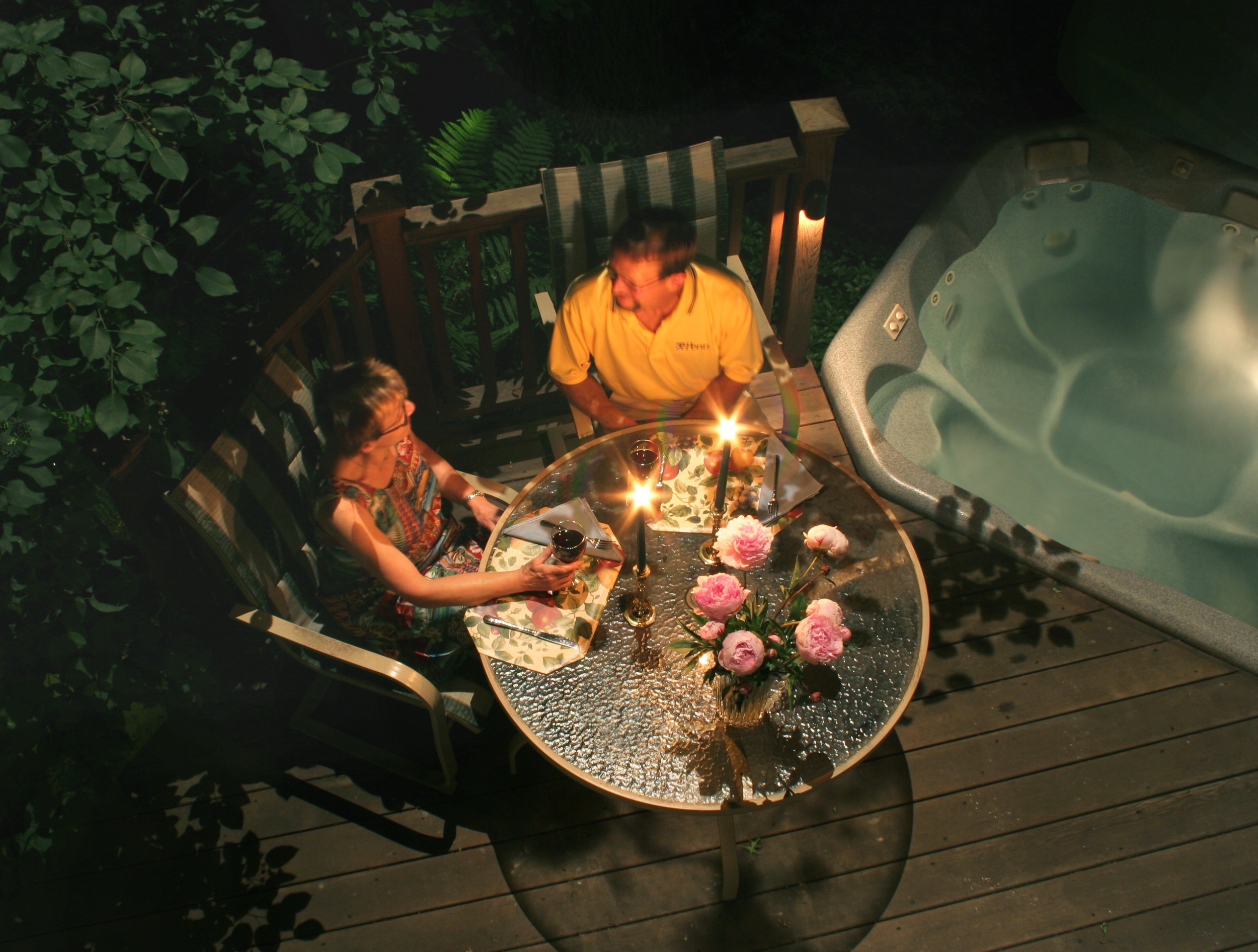 Outdoor dining areas in small spaces