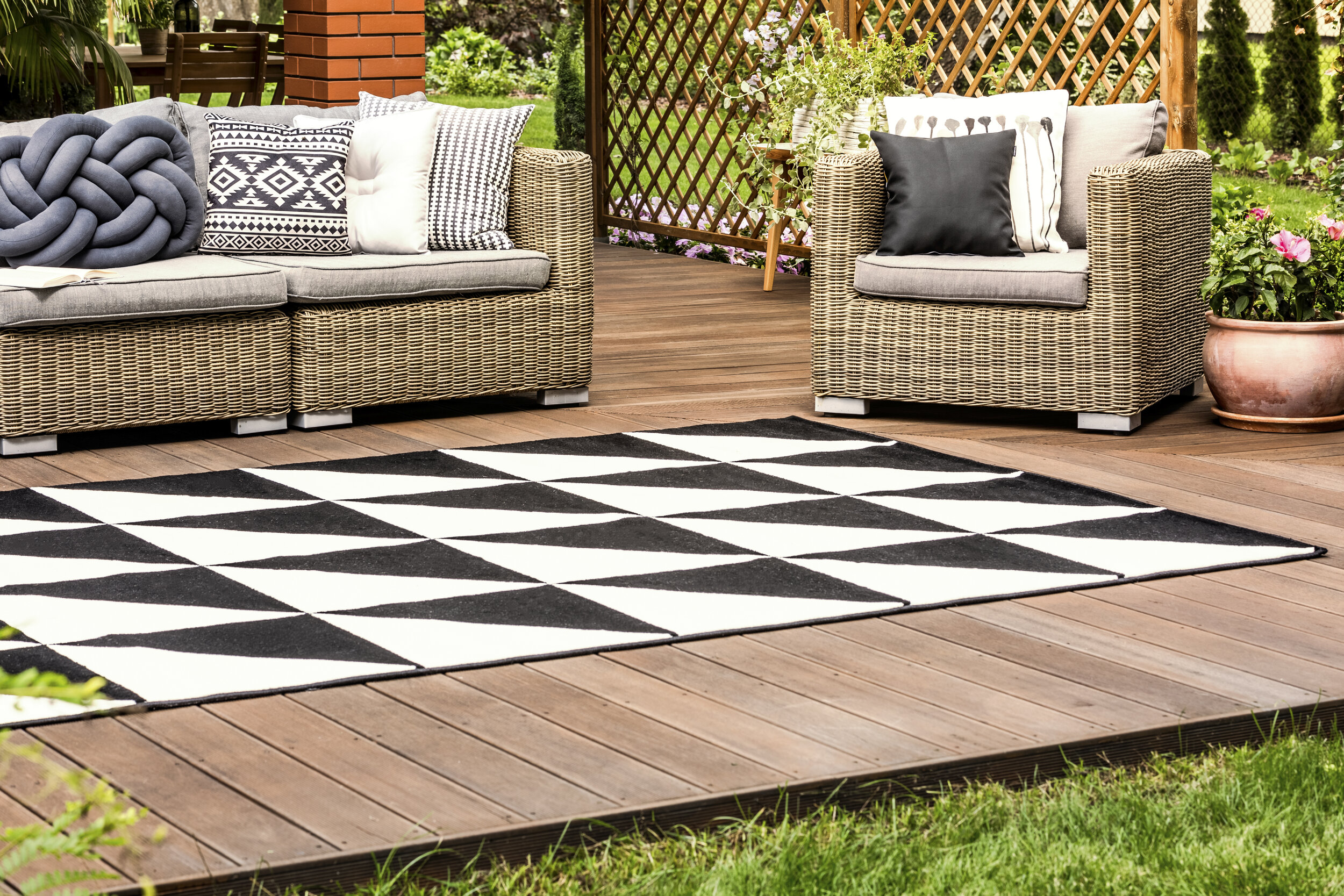 Outdoor Rugs that Can Survive in the Rain - The Rug District
