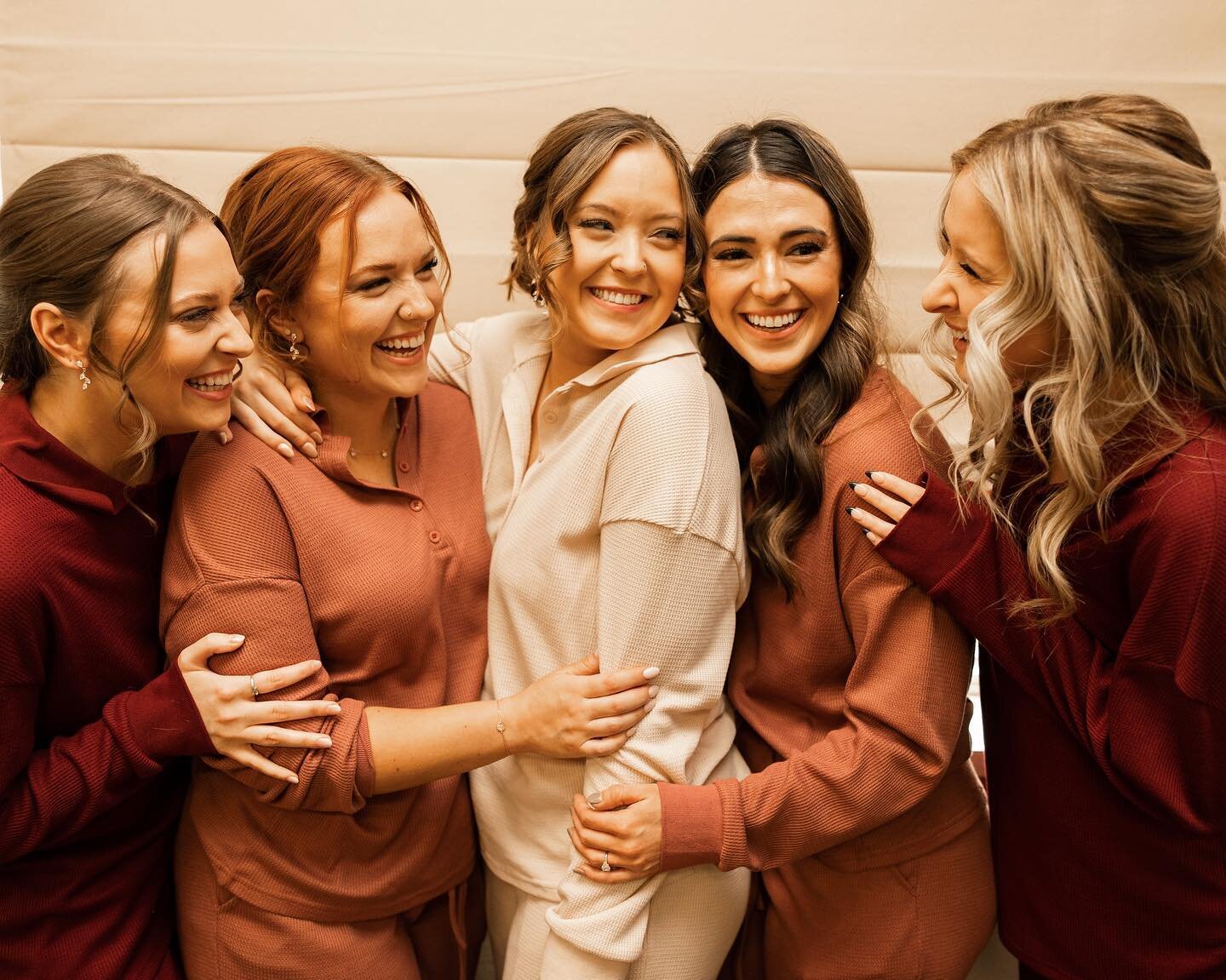 Just over here wrapping up Ben + Alyssa&rsquo;s gallery, and I couldn&rsquo;t help but share a few shots of this gorgeous bride with her ladies.😍 Color coordinated jammies? Yes, please!✨