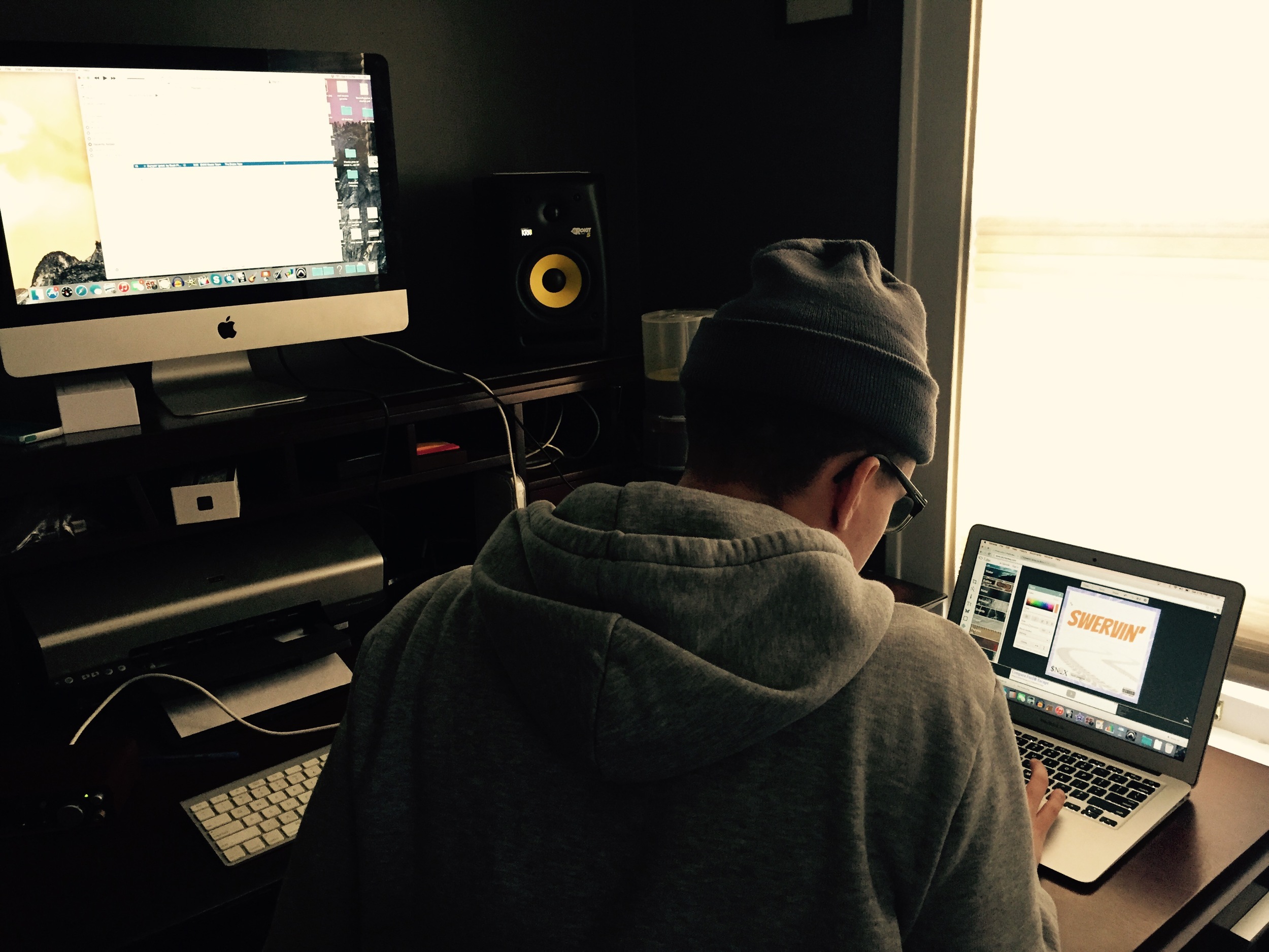 @buckpistorius working in his studio at home