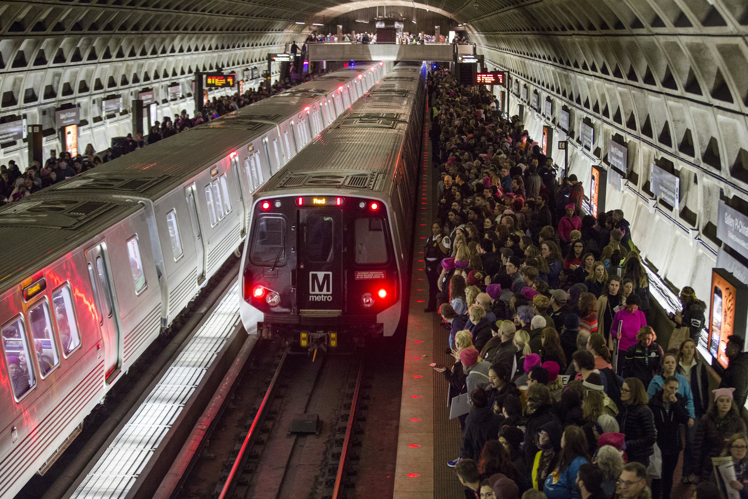  The metro system was packed. 