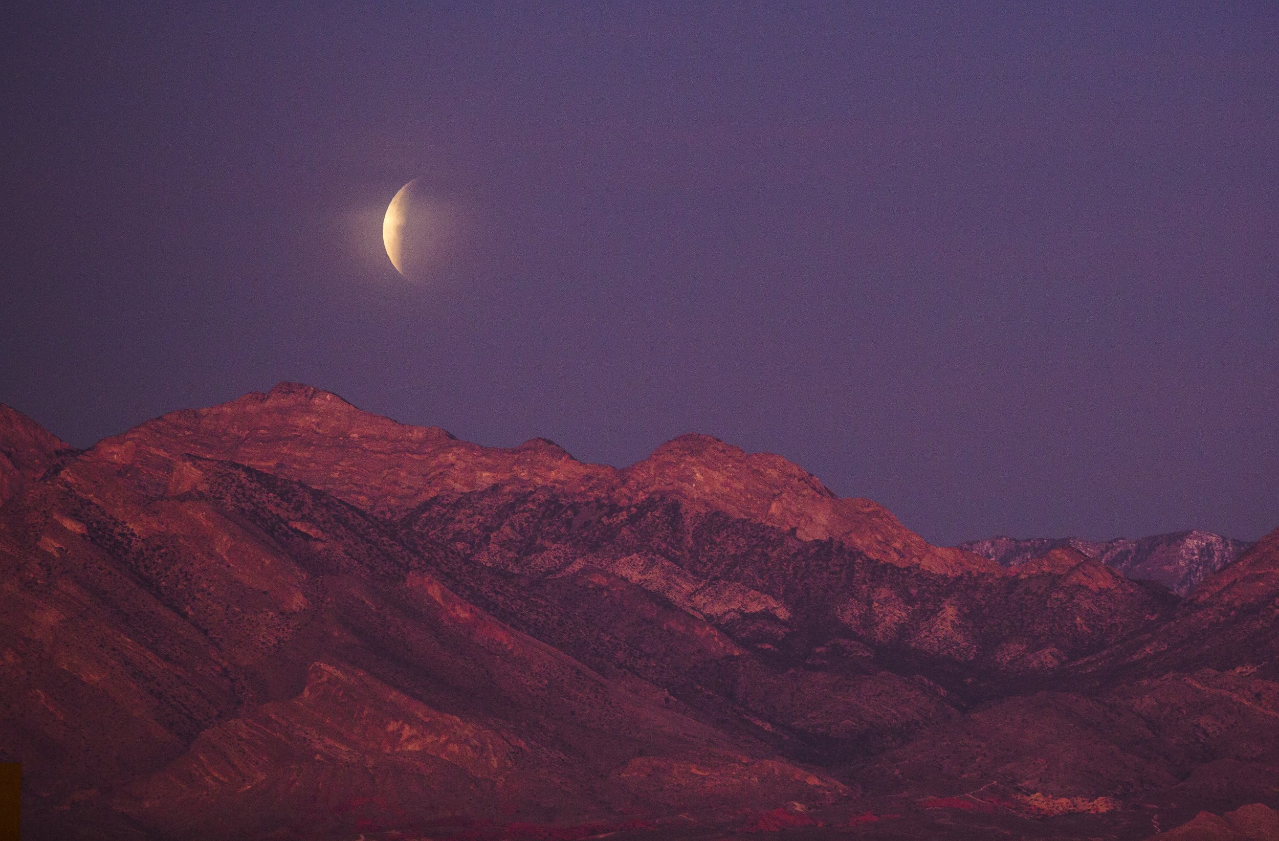  The Super Blue Blood Moon sets over Red Rock Canyon and Mount Charleston in Las Vegas on Wednesday, Jan. 31, 2018. 