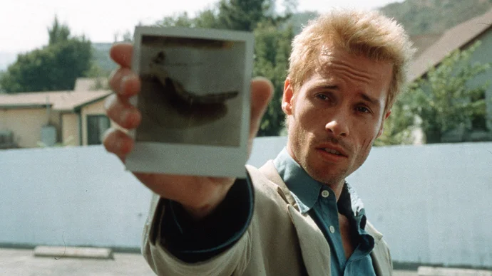 Guy Pearce in Christopher Nolan’s breakthrough film, Memento (Image © Newmarket Films).