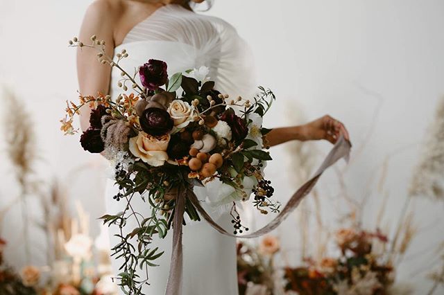 Sara Jane over @thatchfloral is something special.  I&rsquo;m getting back to these photos from @vineandflourish and in awe of all the beautiful things.