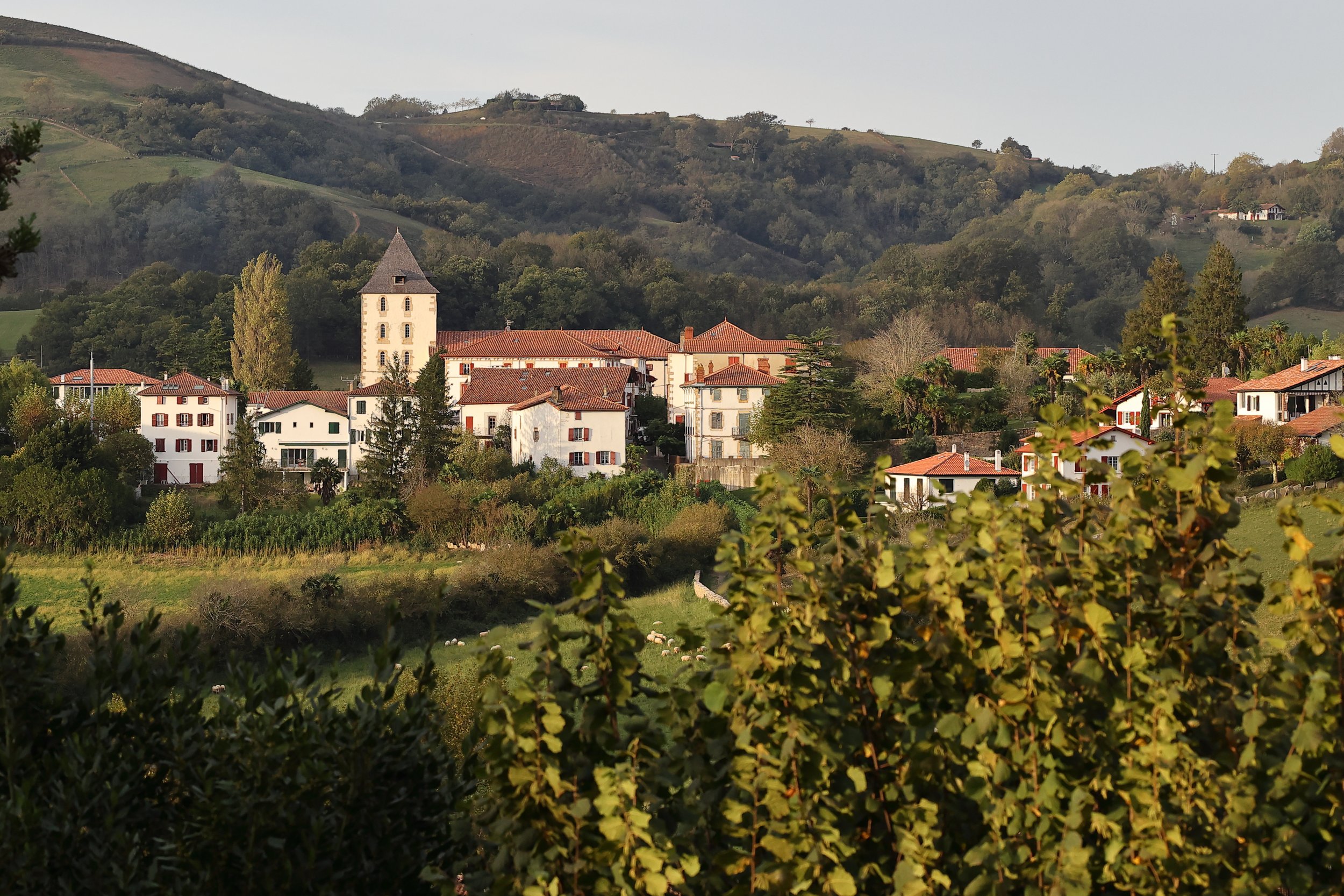Le beau village basque de Sare, son clochet et son excellente table au ''Mimosa''.