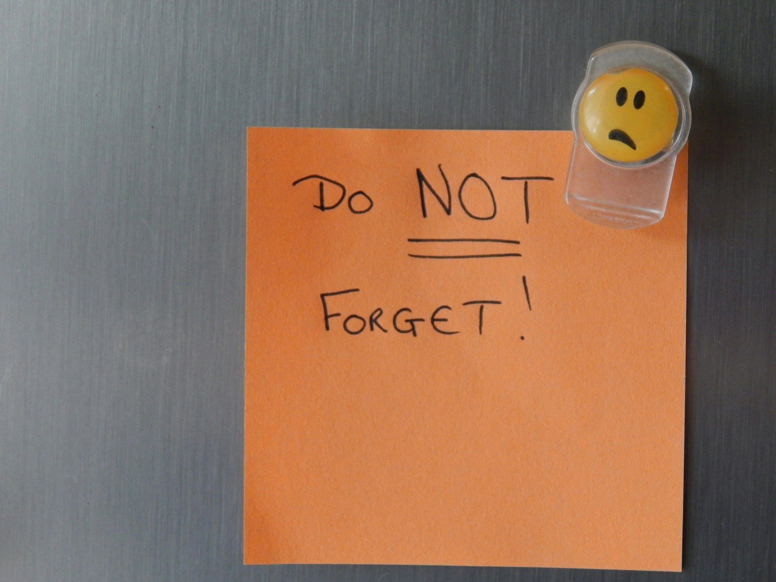a sticky note with the words "don't forget" written on it