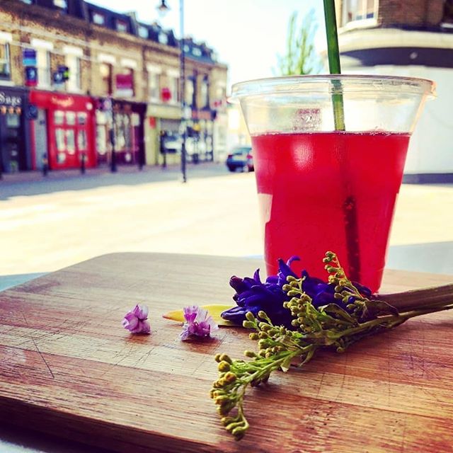 Our Red berry and flower #lemonade is now available at our London site and it's SUPER refreshing!
#summer #summerdrinks #cwtchmeifyoucan