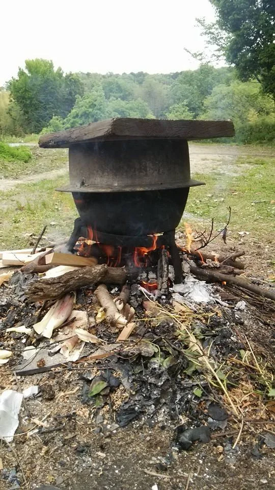 Boiling bamboo shoots to eat