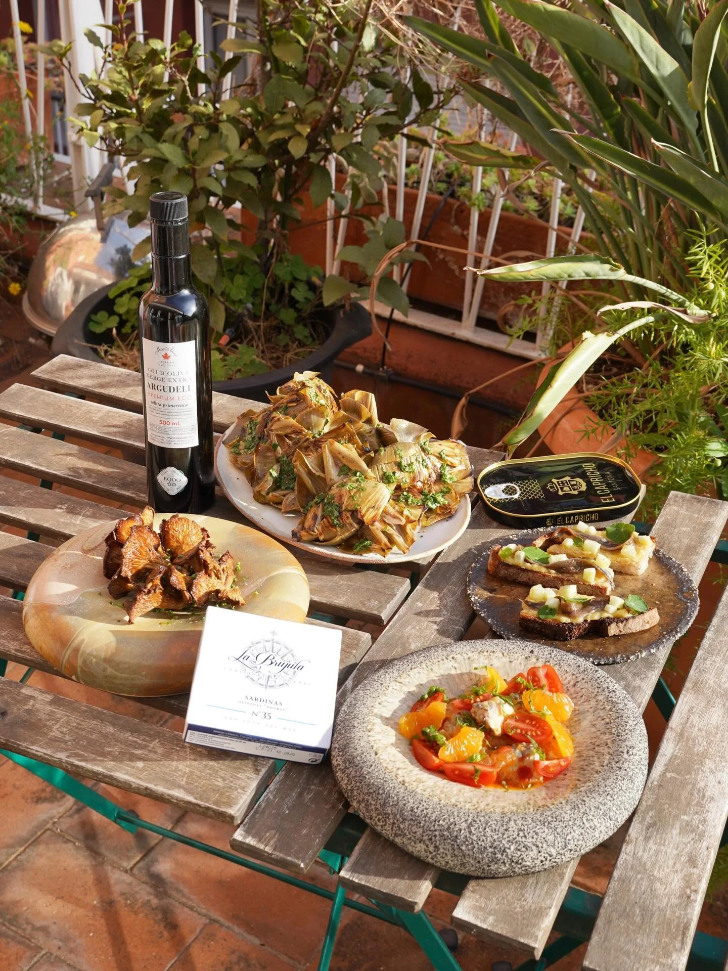 A sunny day lunch inspired by products from @laconserverabcn and @kmeco.cat 
- Stewed sardines from @conservaslabrujula with cherry tomatoes, mandarines, and basil. 
- @elcaprichosl anchovy toast with honey butter, cucumbers, and nasturtium leaves. 
