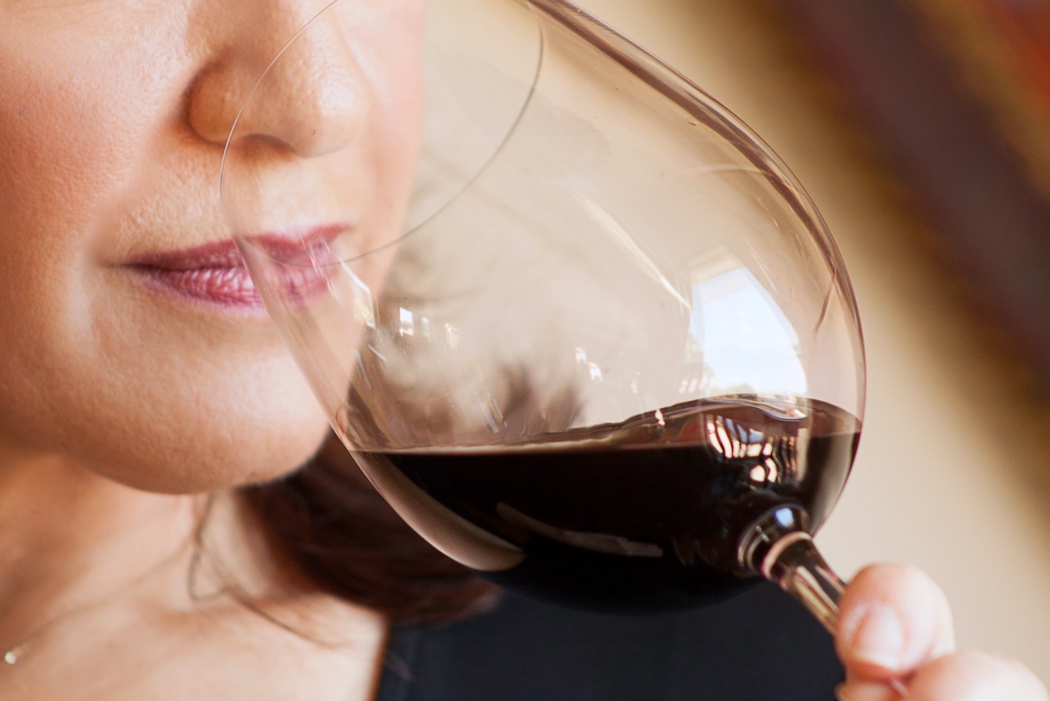 Вкус вина помогает. Аромат вина дегустация. Пить вино. Запах вина. Ароматы вина в бокале.