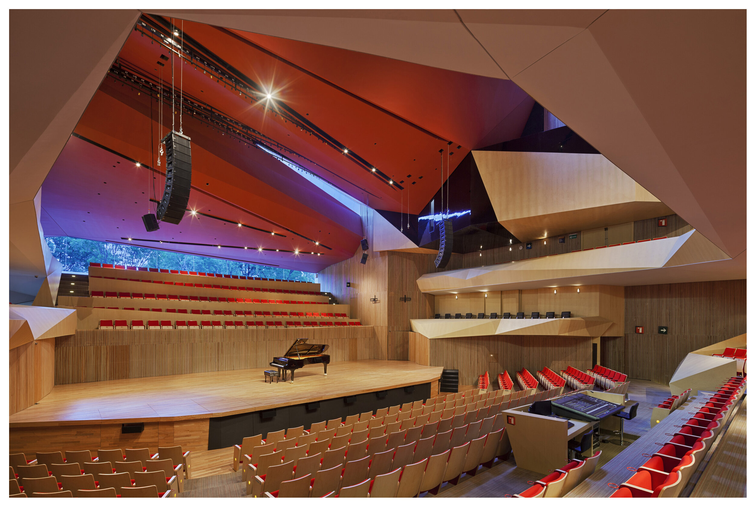 Небольшой концертный зал. Roberto Cantoral концертный зал. Современный театр. Современный музыкальный театр. Интерьер концертного зала.