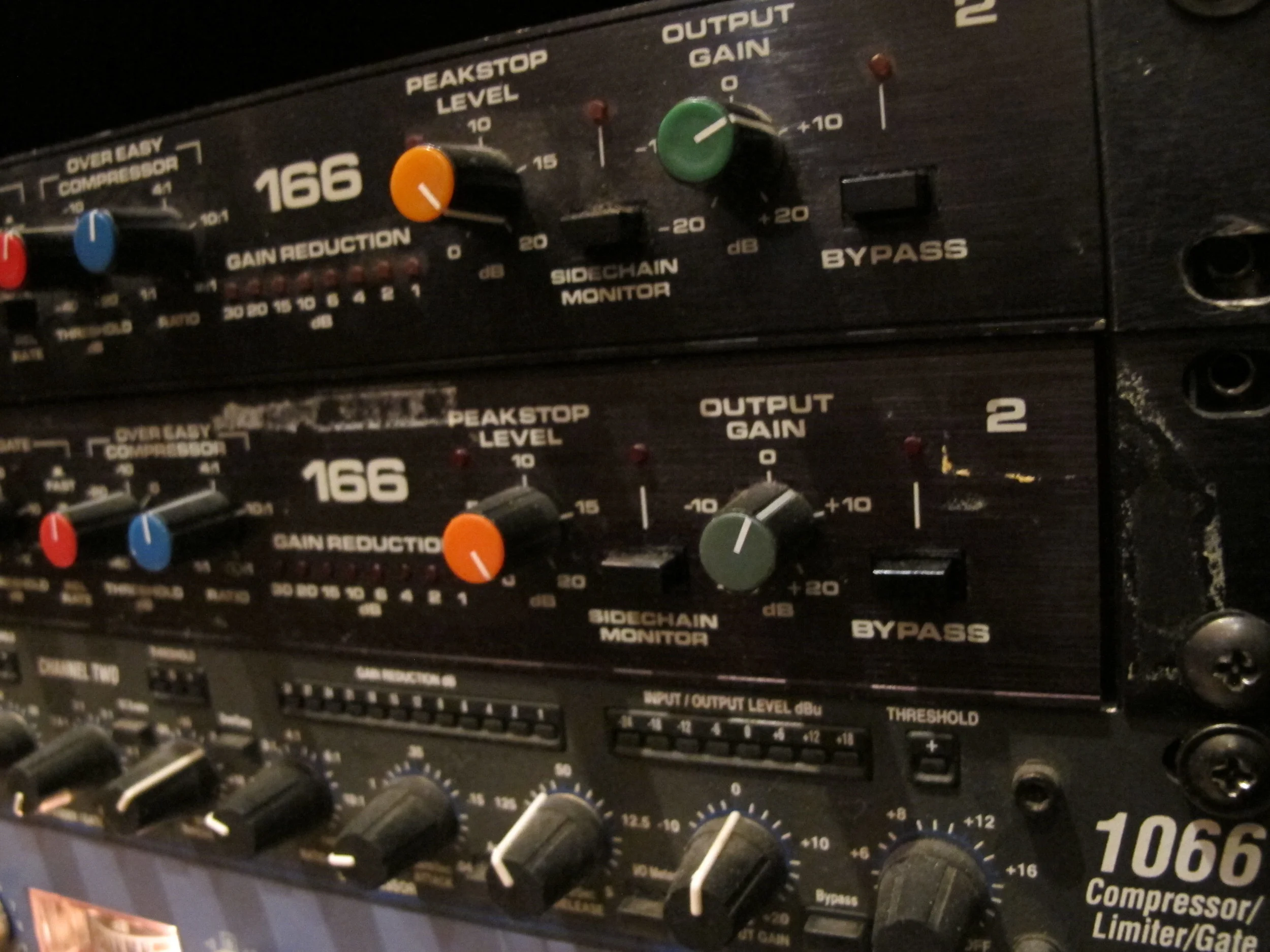dbx 166 stereo compressor/limiter