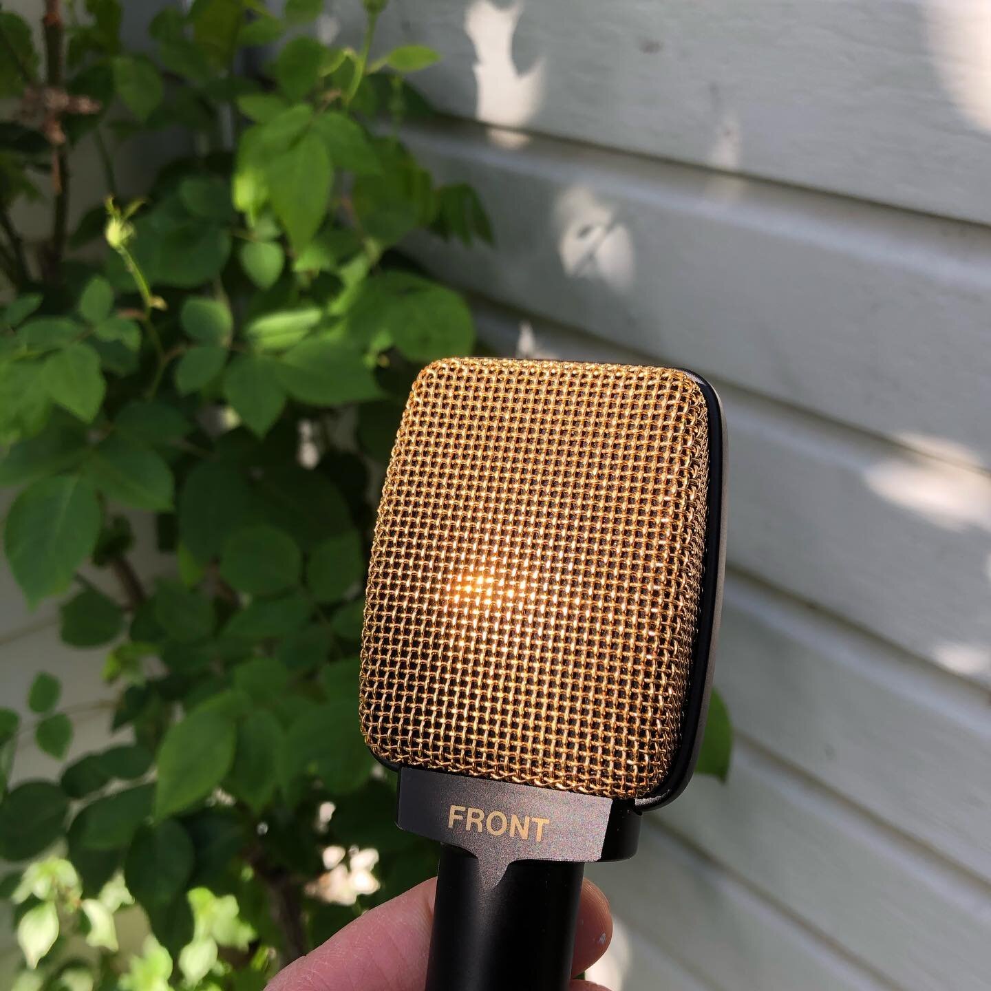 New to El Studio mic locker: Sennheiser MD409 U3 cardioid side-address dynamic microphone. Found for cheap on eBay. Interior foam had deteriorated, which is inevitable with mics of this vintage, and wires had broken off inside microphone. Half an hou