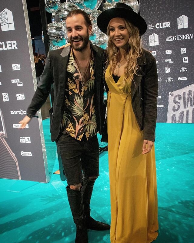 Mum got out of the house for the @swissmusicawards 🥂
Cheers to the winners &amp; the good music coming out of our little country. 
And thanx @makeuhair for making me red carpet ready ✨ (while Stee threw some clothes in the car and got changed in the