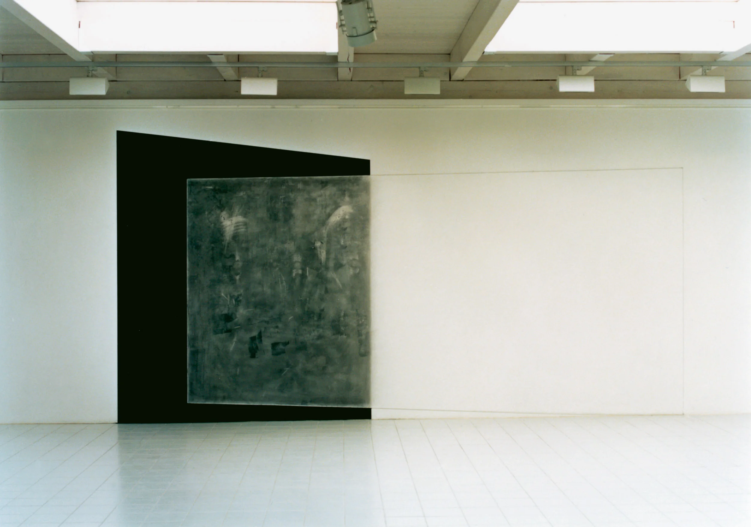 Wandgedächtnis , temporäres Wandbild, 1999 Wall Memory , temporary mural Schnur, Öl und Pigment auf Wand, für eine 6m lange Wand