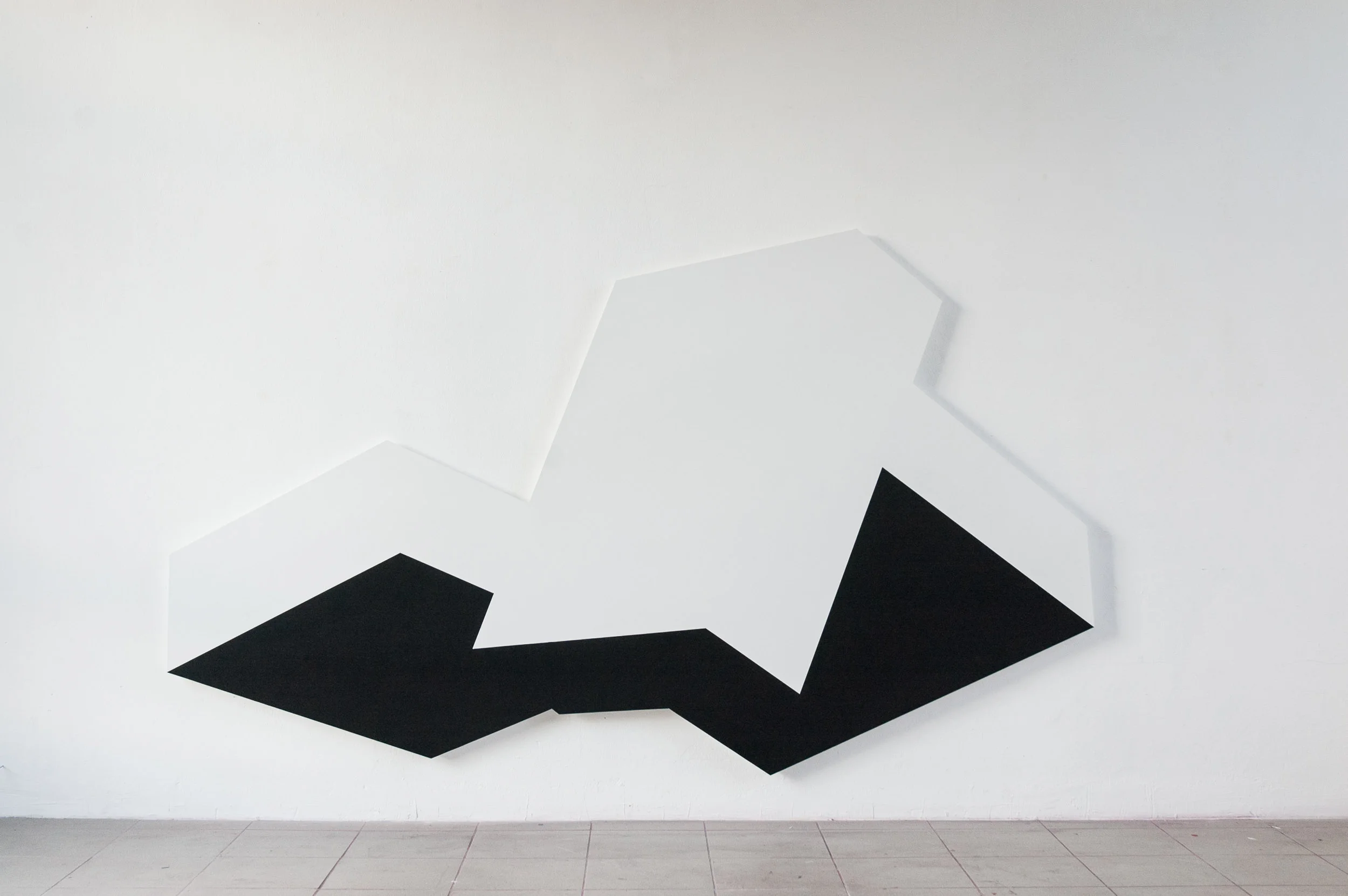 Drei Quader schwebend III , 2011 Three Levitating Cuboids III Acryl und Dispersion auf Holz 140 x 250 cm