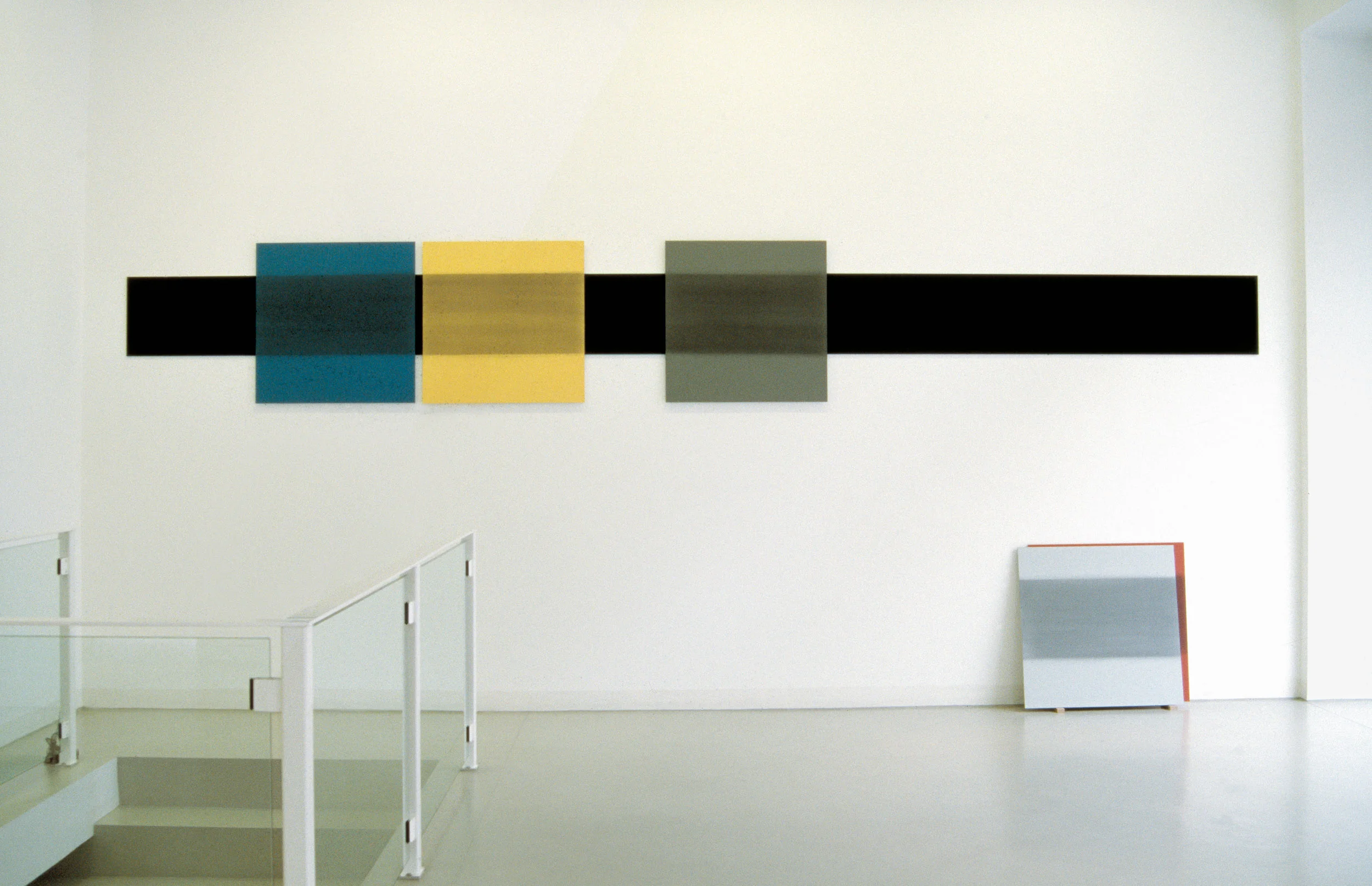 Fünf Quadrate und ein Balken , 2001 Five Squares and One Bar Dispersion, Acryl, Öl und Pigment auf Holz 75x500cm
