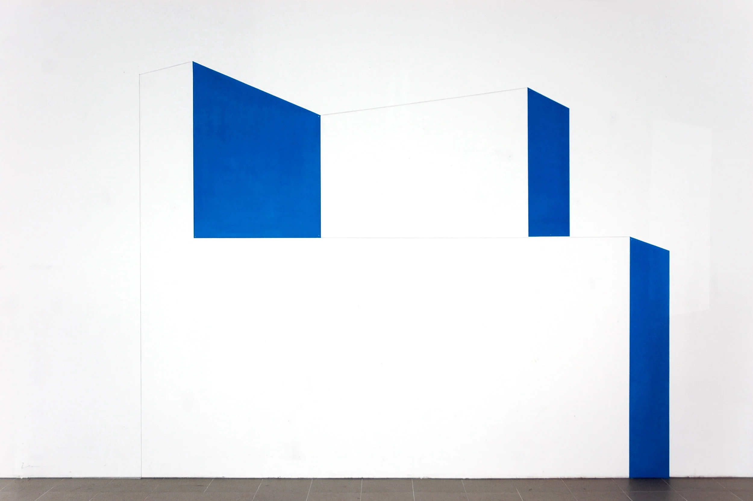Drei Wände II , 2011 Three Walls II Schnur, Dispersion auf Holz 280 x 340 cm
