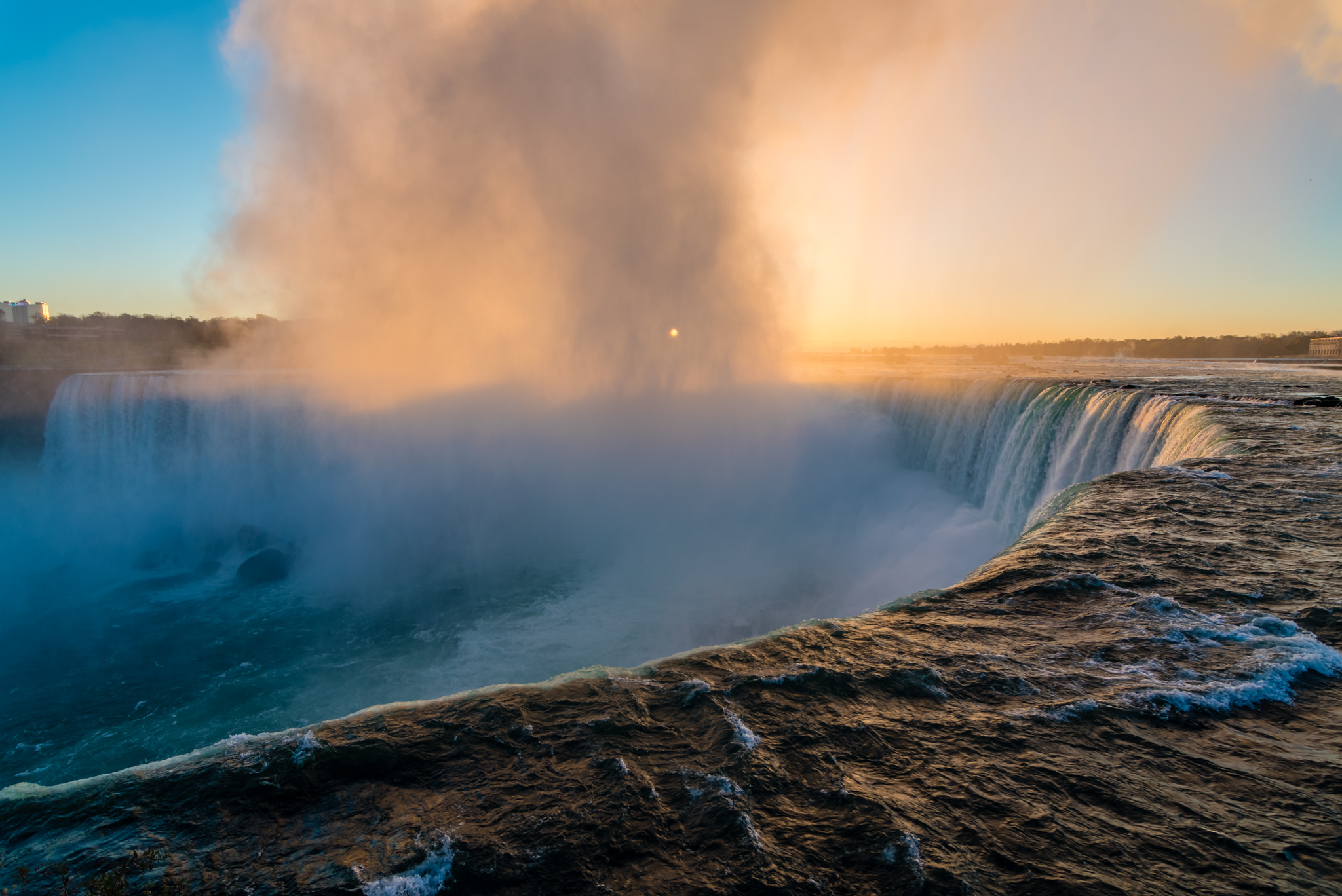 The falls at sunrise. I have mixed feelings towards the falls. They are indeed beautiful, but do all the hotels and attractions have to be so close?