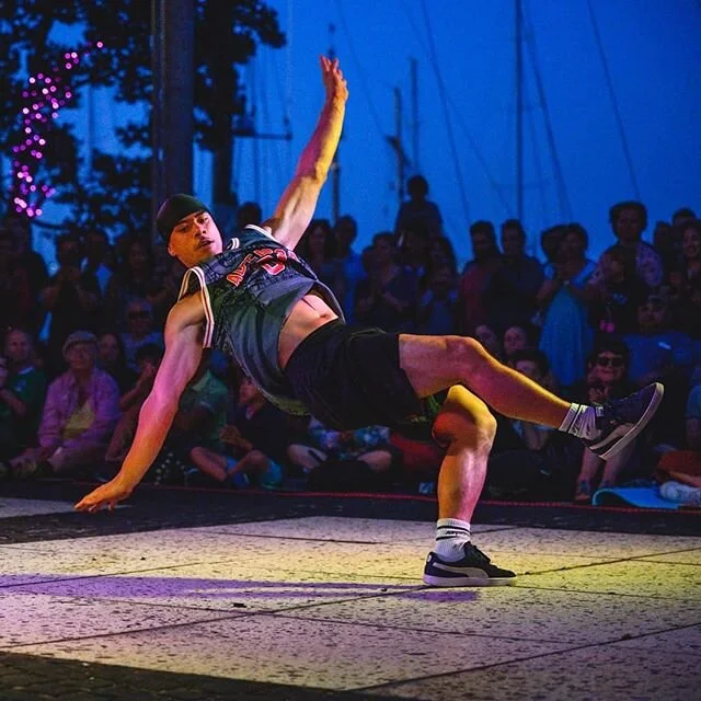 Auckland Busker's Festival 2020.  An awesome display of talent - from dancers to comedians and everything in between. ⁠
.⁠
.⁠
.⁠
.⁠
.⁠
.⁠
#auckland #visitauckland #aucklandphotographer #aucklandcity #northisland #nz #newzealand #street #streettheatre